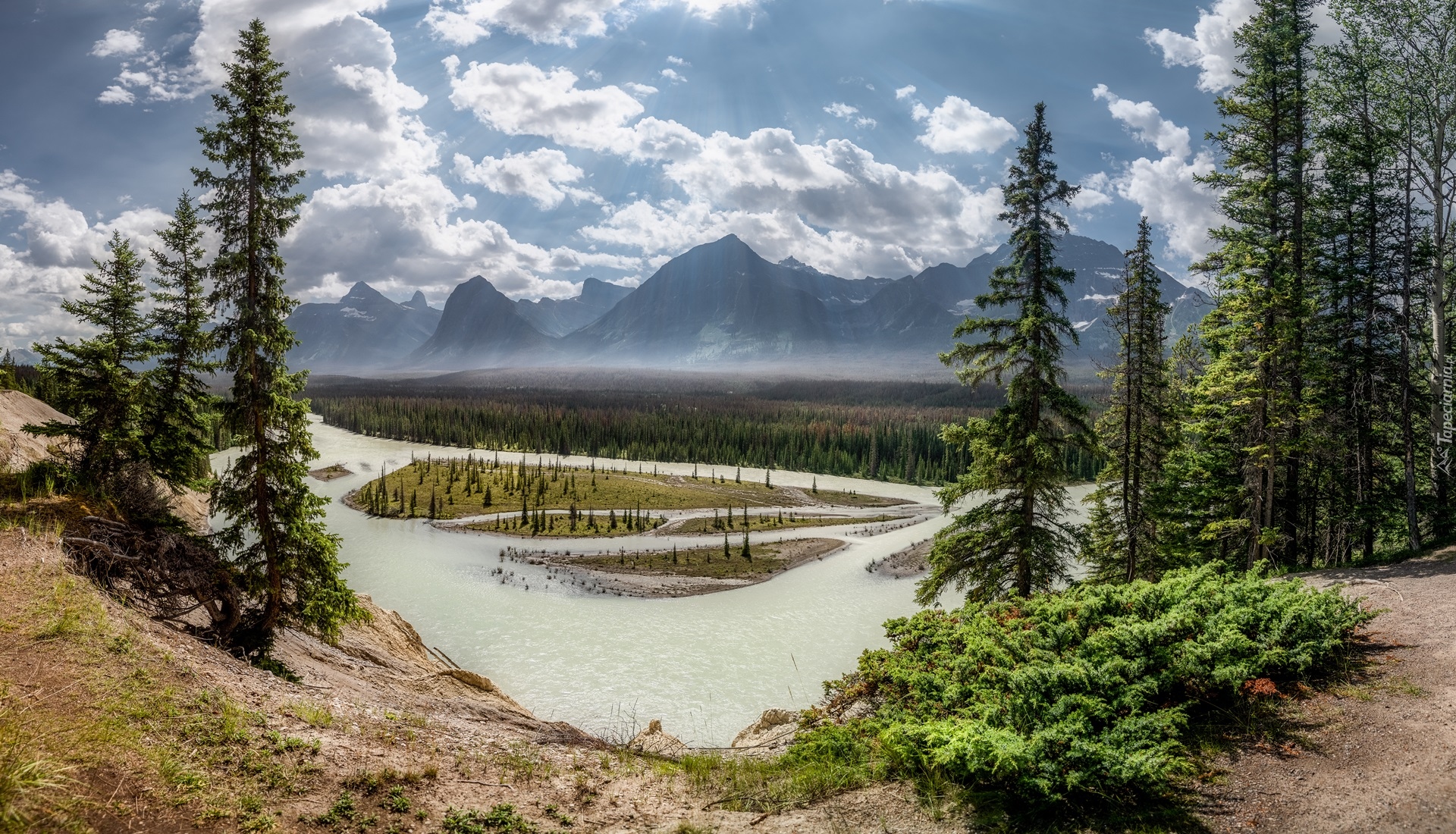 Kanada, Park Narodowy Jasper, Góry, Rzeka Athabaska, Las, Drzewa, Chmury