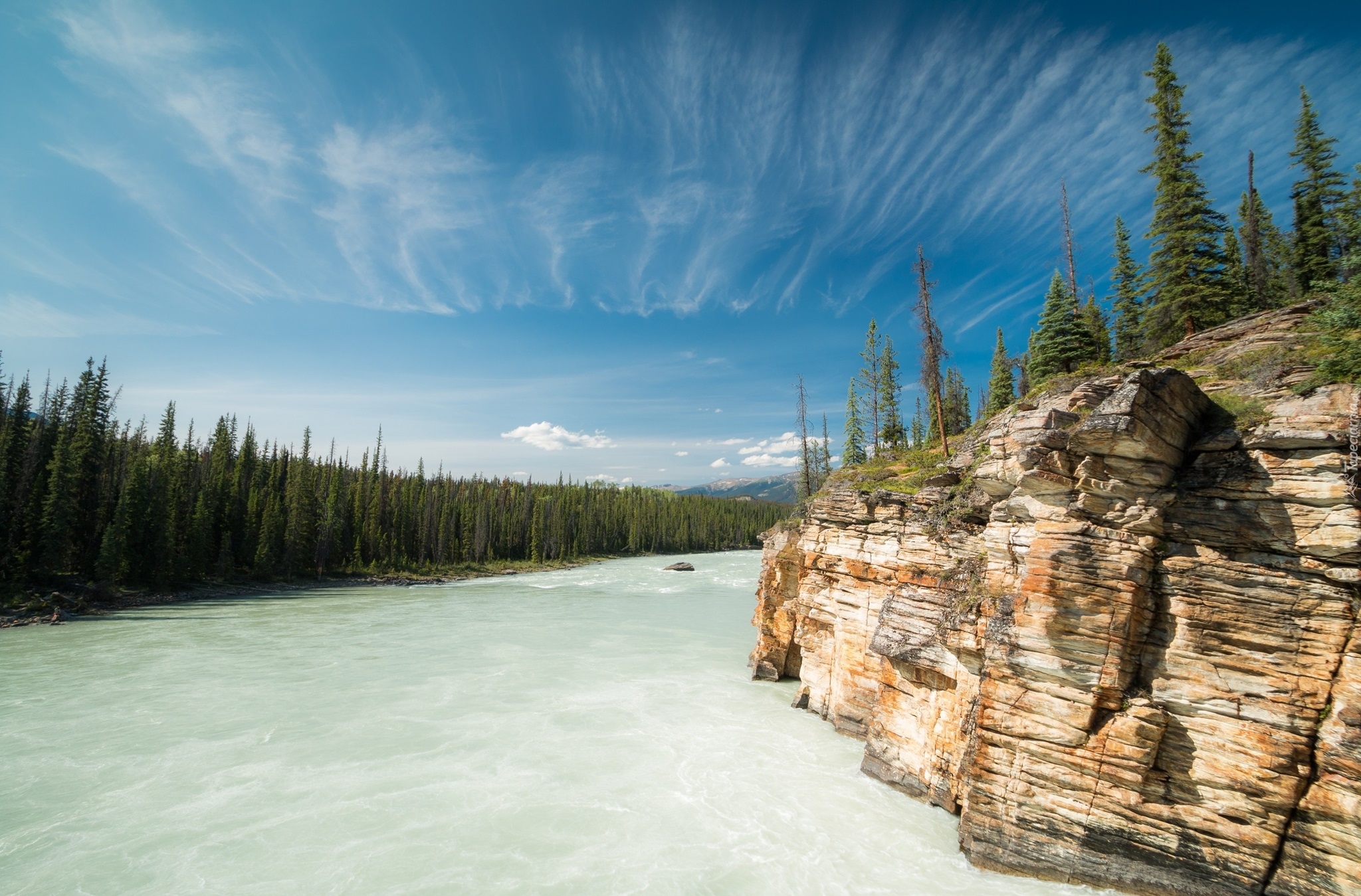 Kanada, Prowincja Alberta, Park Narodowy Jasper, Rzeka Athabaska, Drzewa, Skały