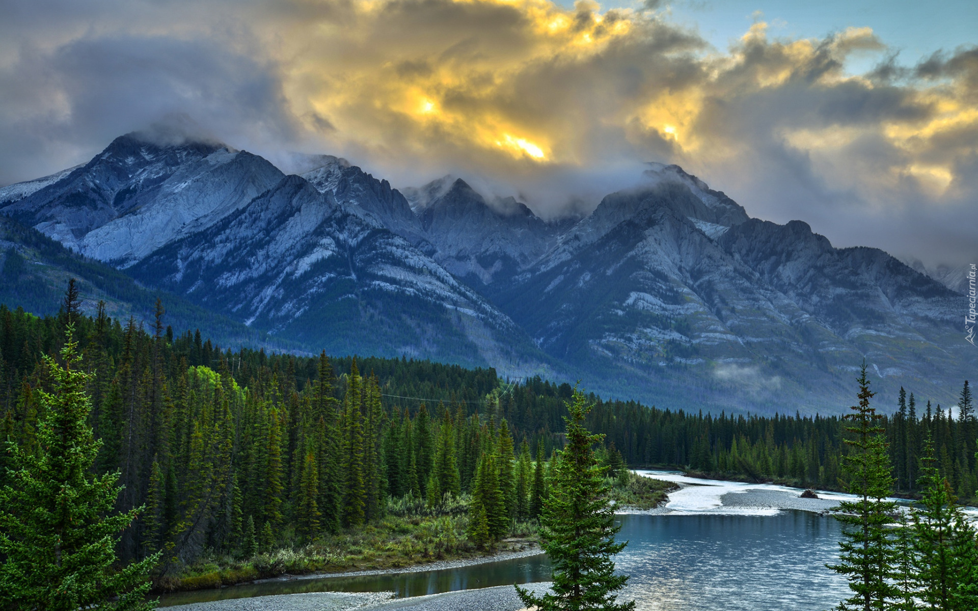 Góry, Chmury, Rzeka Bow, Las, Drzewa, Park Narodowy Banff, Prowincja Alberta, Kanada