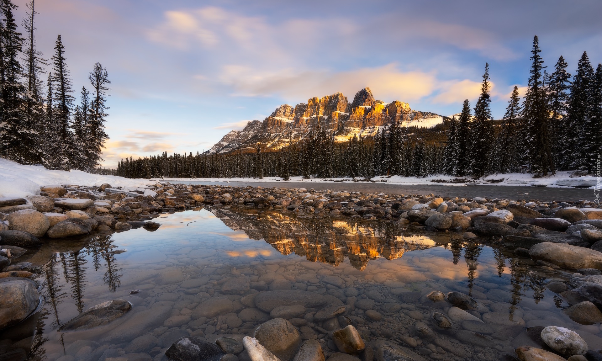 Kanada, Alberta, Góry, Canadian Rockies, Góra, Castle Mountain, Rzeka, Bow River, Kamienie, Las, Drzewa, Chmury, Zima, Park Narodowy Banff