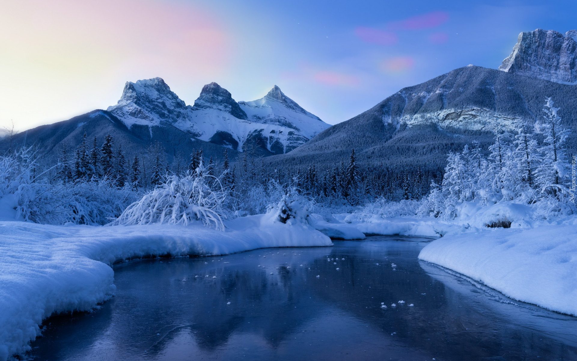 Kanada, Alberta, Góry, Canadian Rockies, Góra Three Sisters, Rzeka, Bow River, Drzewa, Chmury, Zima