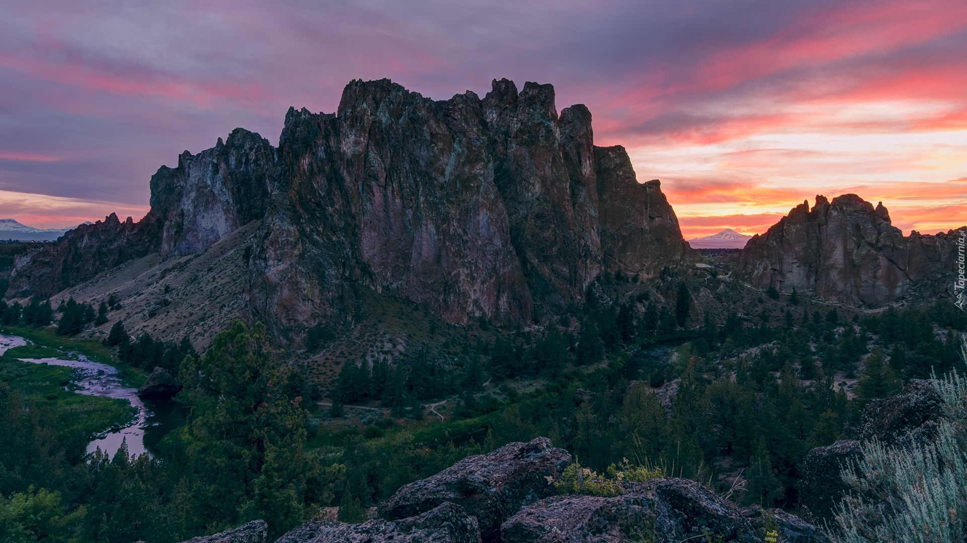 Park stanowy Smith Rock State Park, Skały, Rzeka Crooked River, Drzewa, Stan Oregon, Stany Zjednoczone