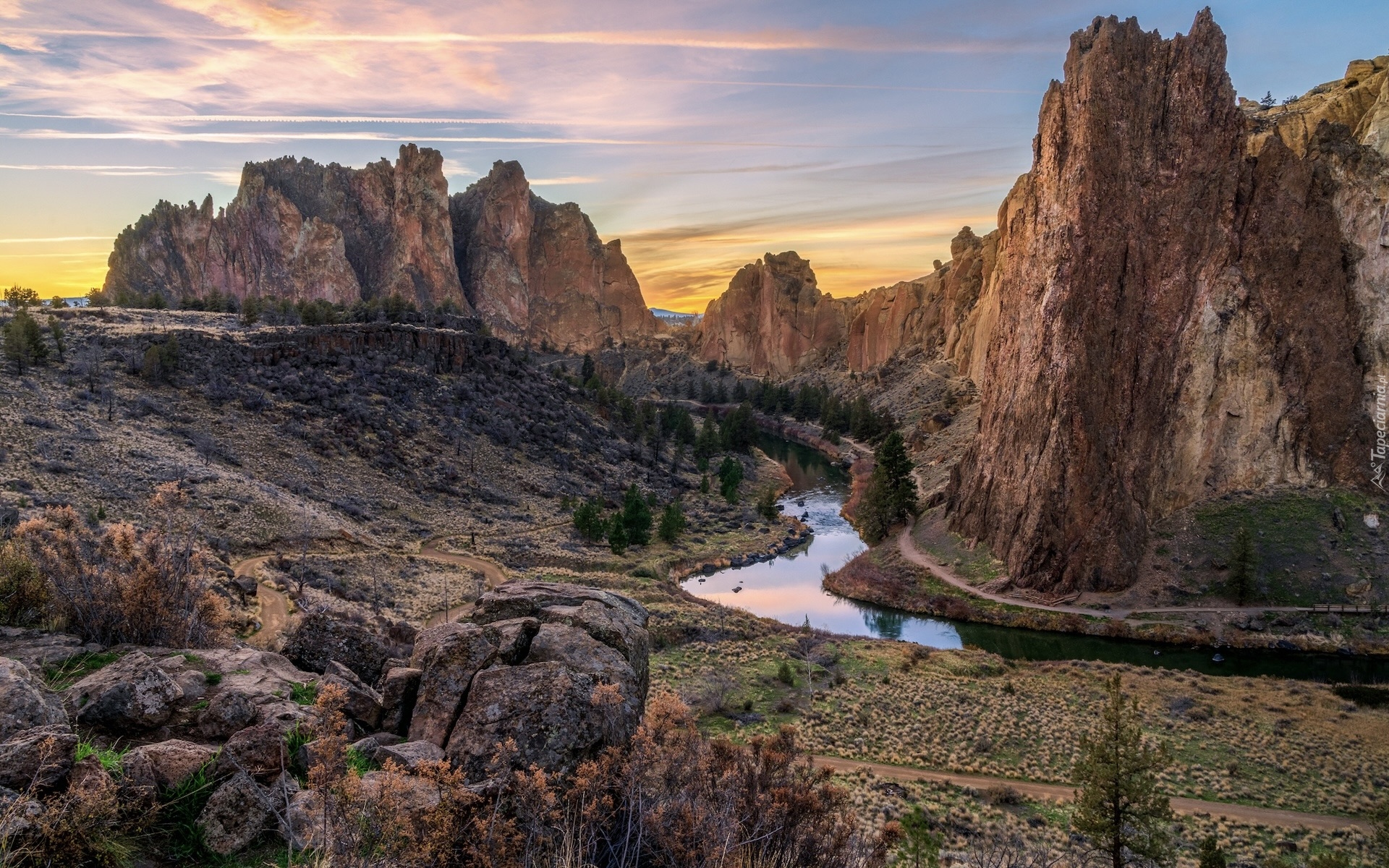 Stany Zjednoczone, Stan Oregon, Park stanowy Smith Rock, Góry, Skały, Rzeka, Crooked River, Drzewa