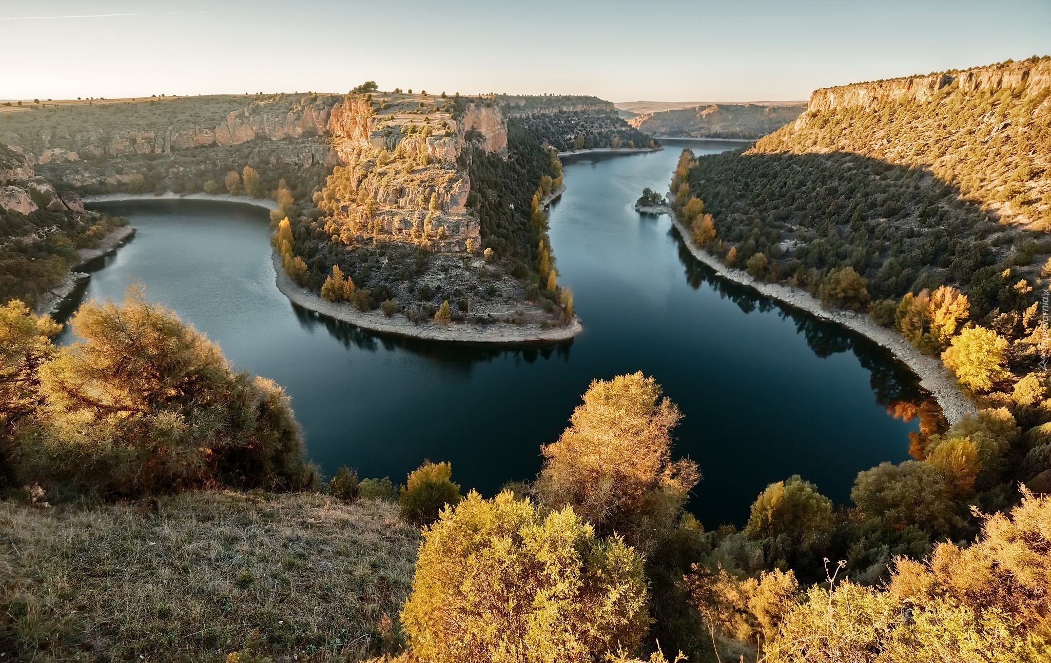 Hiszpania, Prowincja Segovia, Park krajobrazowy Hoces del Río Duratón - Parque Natural Hoces del Rio Duratón, Rzeka Duratón,  Skały, Drzewa, Roślinność