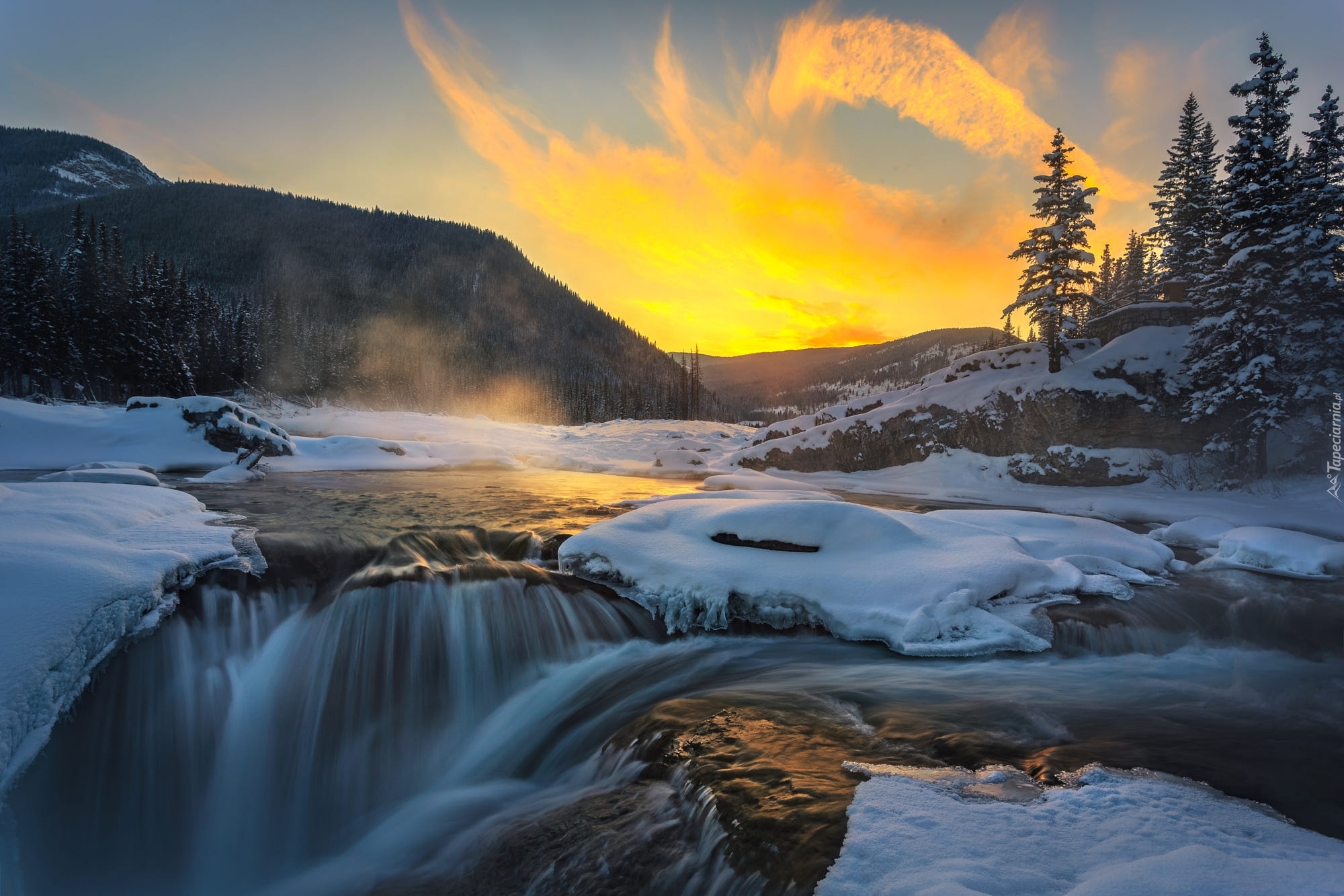 Kanada, Prowincja Alberta, Elbow Falls, Rzeka Elbow, Zima, Lód, Góry, Drzewa, Mgła, Wschód słońca