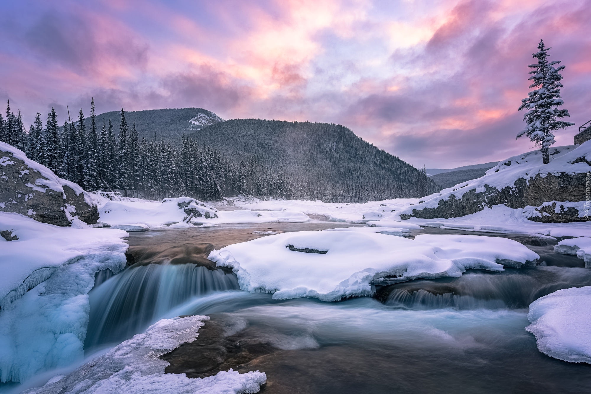 Elbow Falls, Rzeka Elbow, Zima, Lód, Góry, Drzewa, Zachód słońca, Prowincja Alberta, Kanada