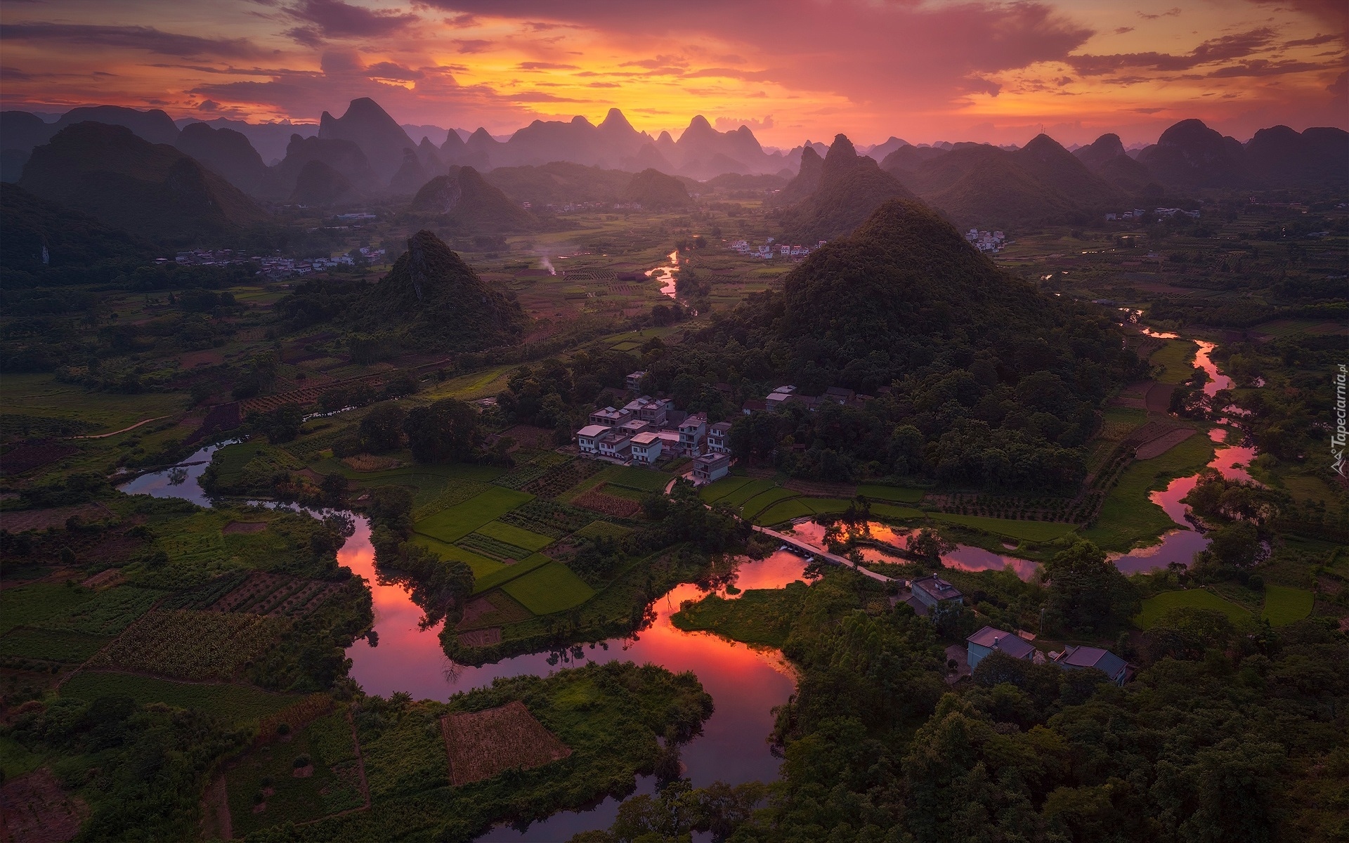 Rzeka Gui Jiang, Li River, Promienie słońca, Góry Maoer Shan, Guilin, Region Kuangsi, Chiny