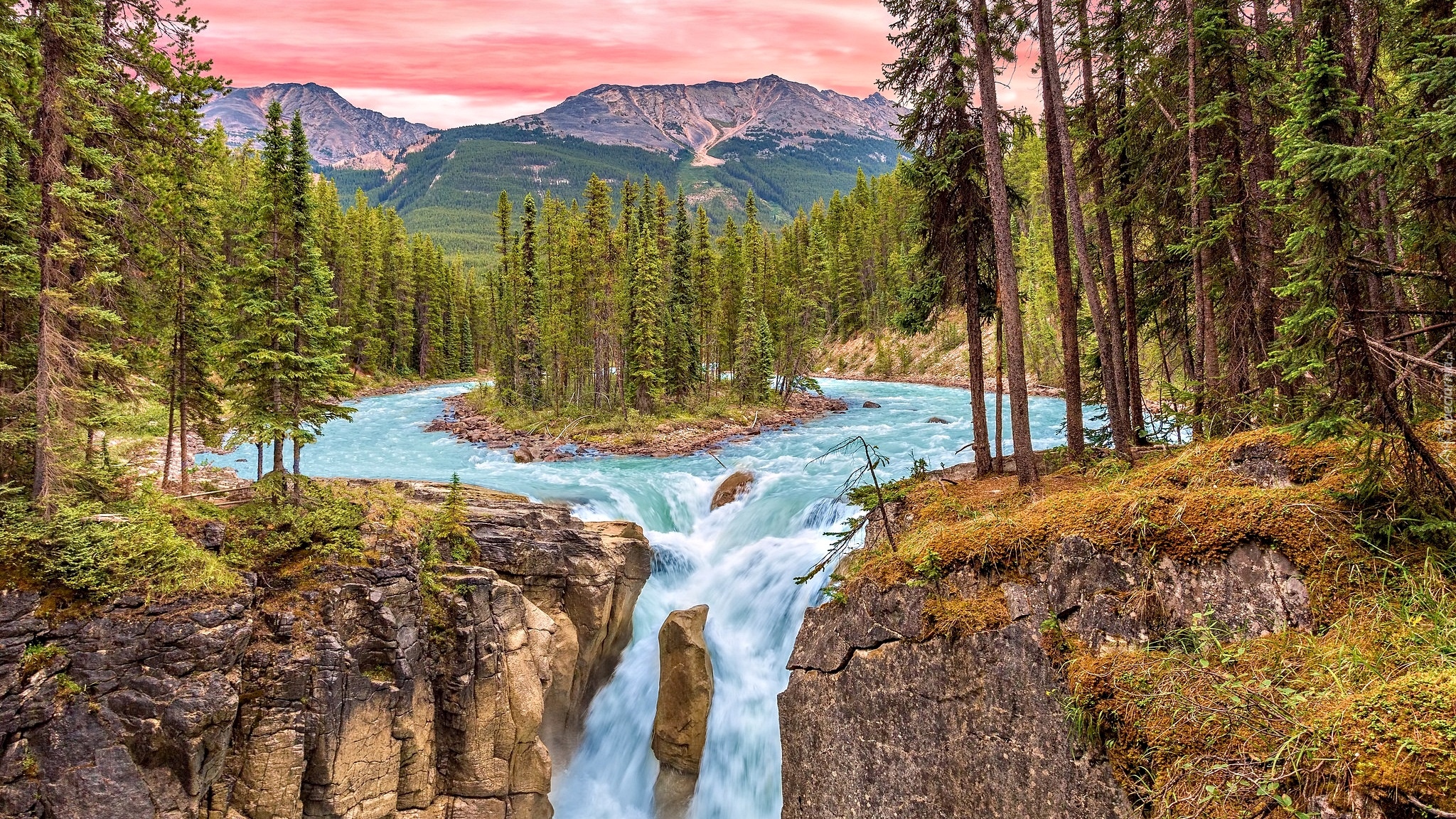 Wodospad Sunwapta Falls, Rzeka Sunwapta, Park Narodowy Jasper, Skały, Góry, Drzewa, Prowincja Alberta, Kanada
