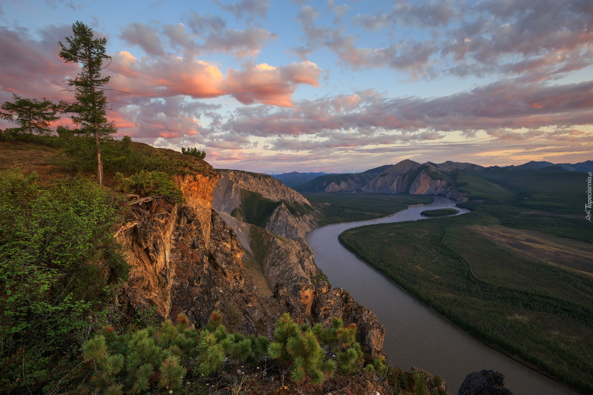 Rzeka Indygirka, Góry, Skały, Drzewa, Jakucja, Republika Sacha, Rosja