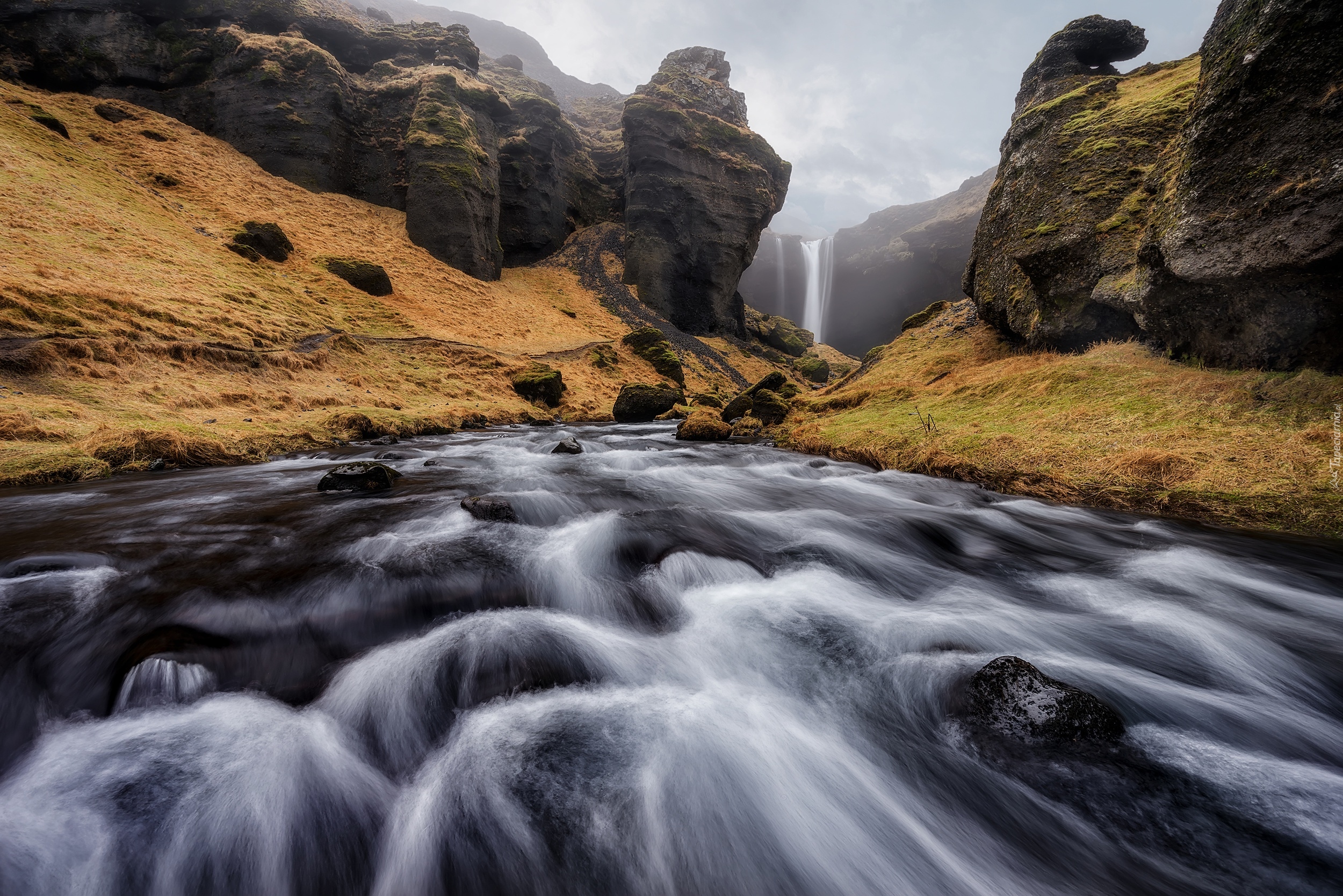 Wodospad Kvernufoss, Islandia, Skały, Kamienie, Rzeka Kverna, Mgła