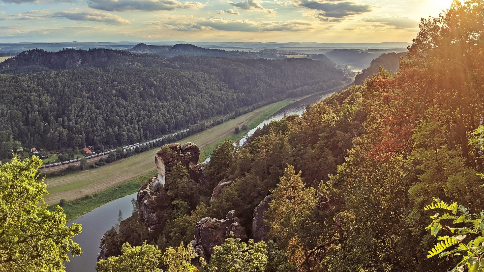 Rzeka Łaba, Dolina, Drzewa, Skały, Góry Połabskie, Park Narodowy Saskiej Szwajcarii, Niemcy