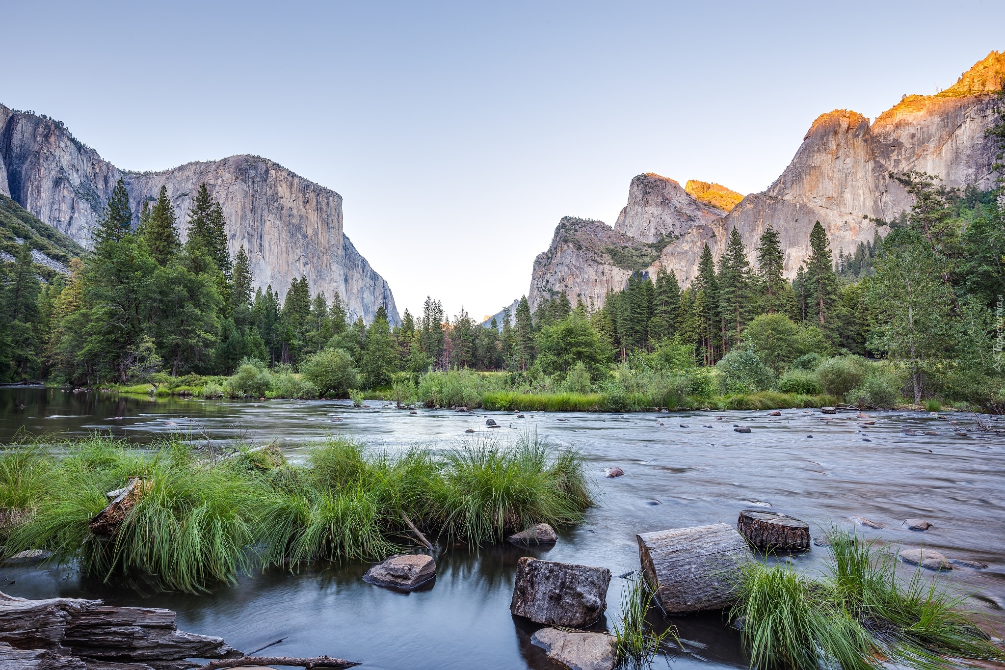 Góry Sierra Nevada, Drzewa, Trawa, Rzeka Merced, Kamienie, Park Narodowy Yosemite, Kalifornia, Stany Zjednoczone