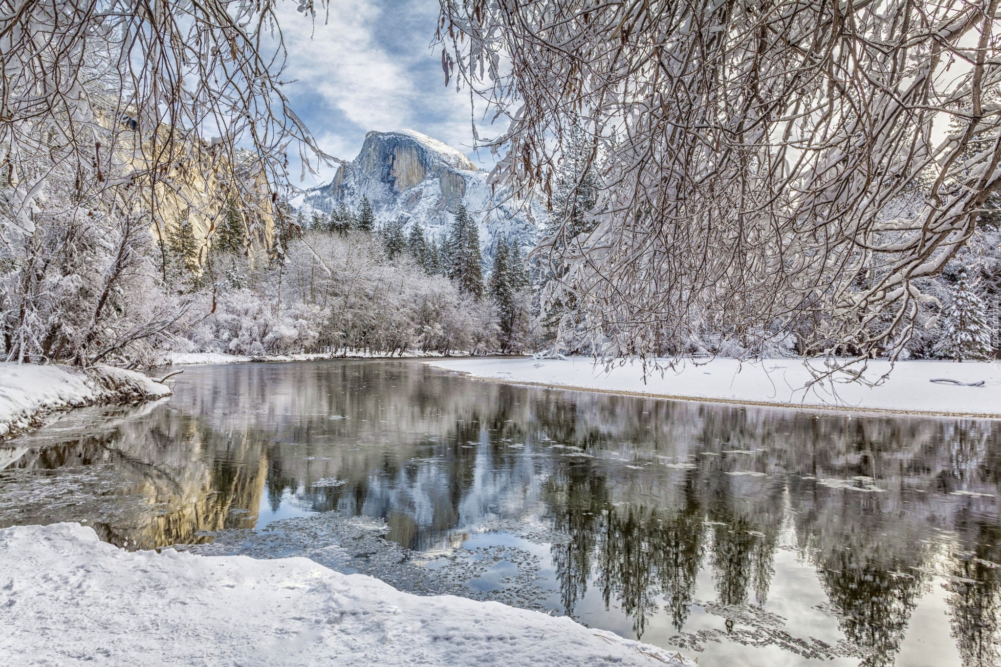 Stany Zjednoczone, Stan Kalifornia, Park Narodowy Yosemite, Zima, Rzeka Merced River, Góry, Las, Drzewa