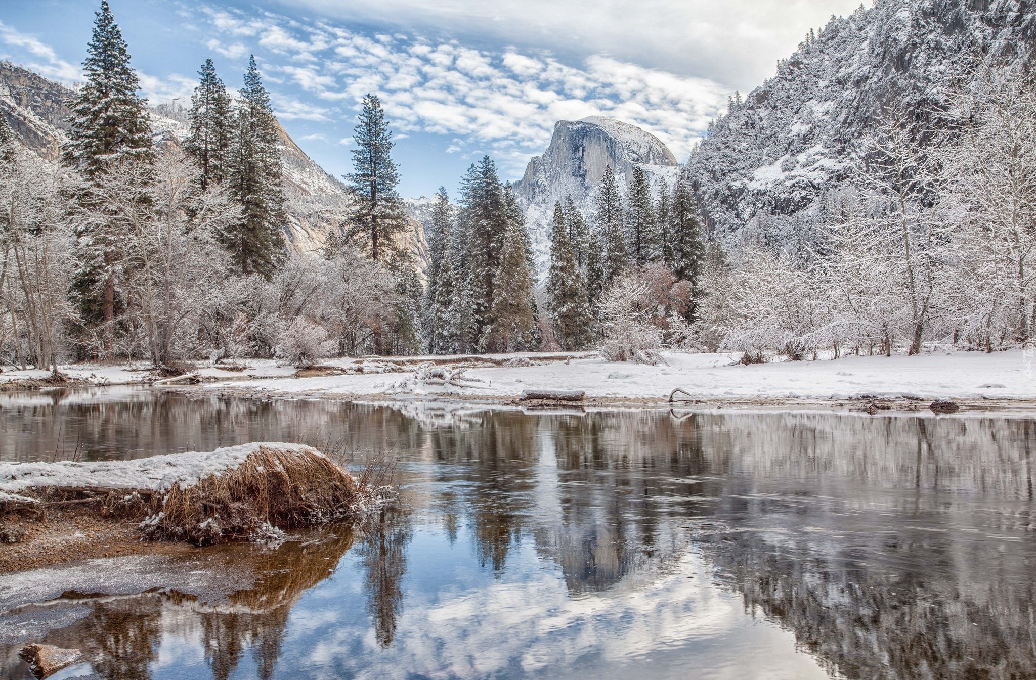 Zima, Park Narodowy Yosemite, Stan Kalifornia, Stany Zjednoczone, Rzeka Merced River, Góry, Ośnieżone, Drzewa