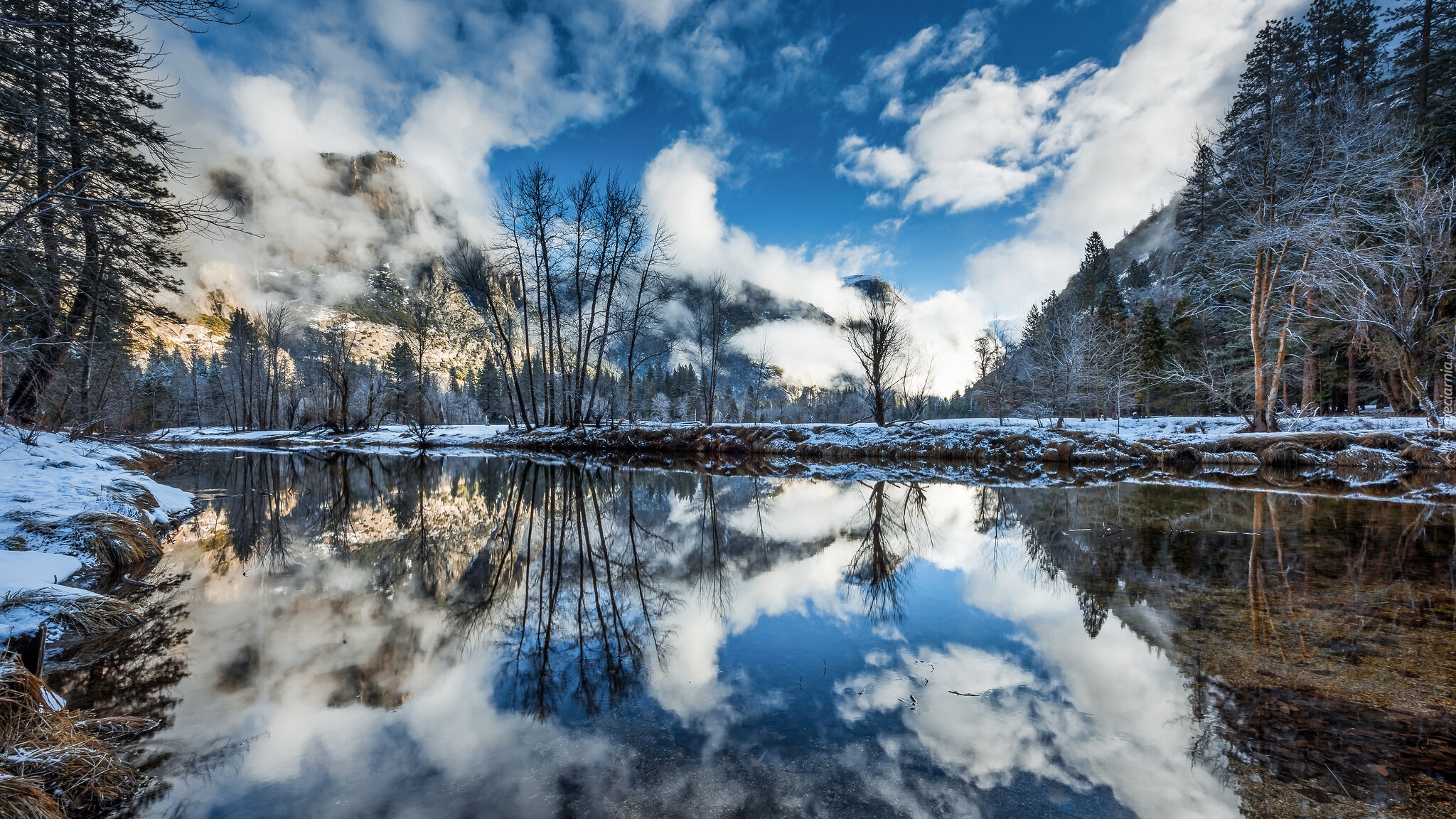 Rzeka, Merced River, Góry, Drzewa, Odbicie, Śnieg, Park Narodowy Yosemite, Kalifornia, Stany Zjednoczone