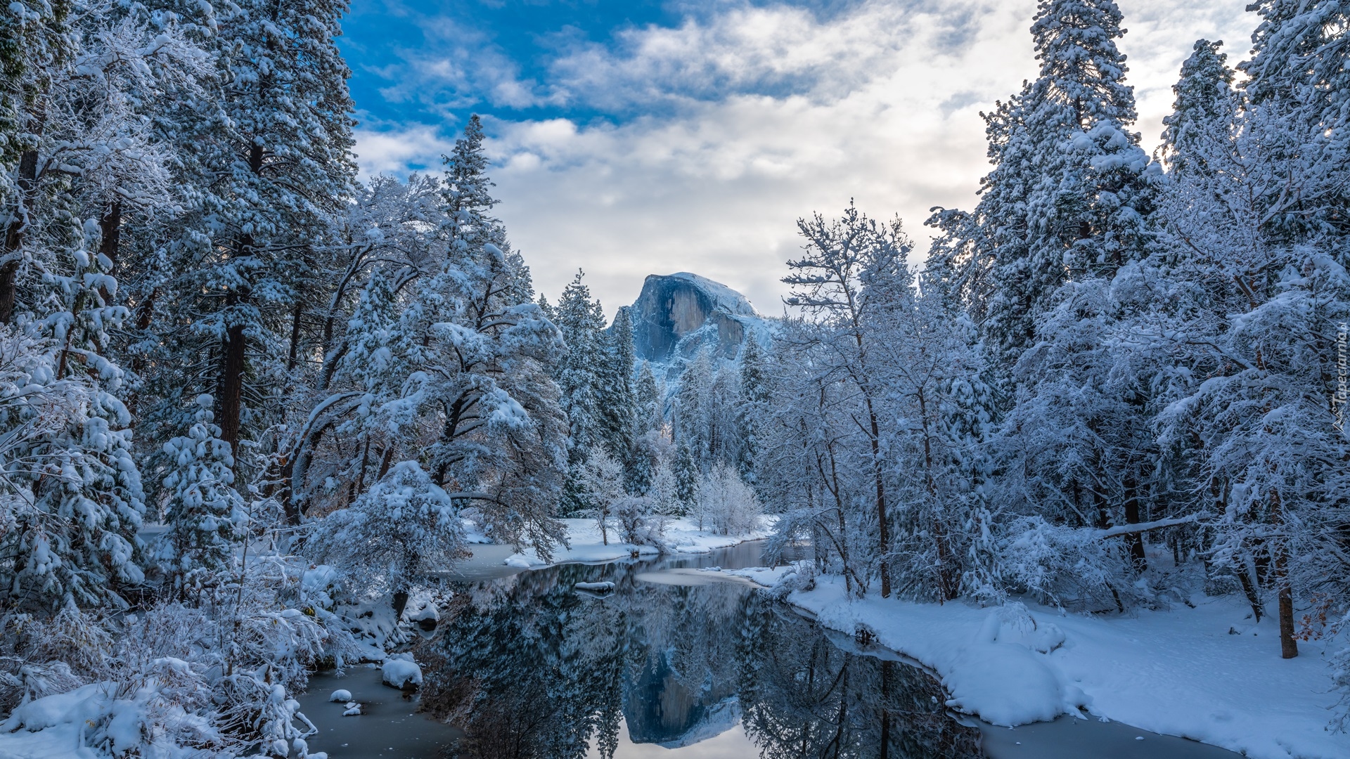 Stany Zjednoczone, Stan Kalifornia, Park Narodowy Yosemite, Zima, Góry, Rzeka Merced, Drzewa, Chmury
