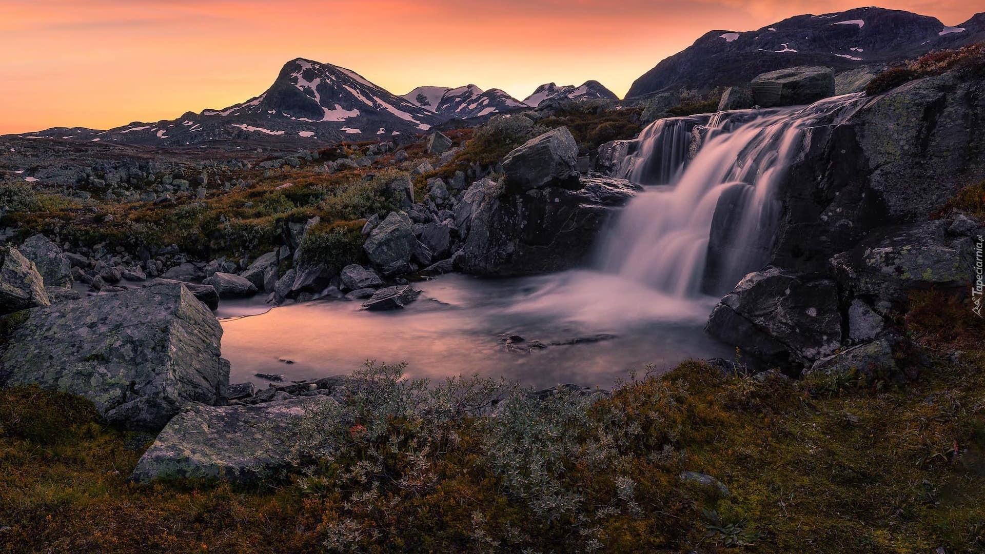 Góry, Jotunheimen, Rzeka, Wodospad, Kamienie, Skały, Promienie słońca, Norwegia