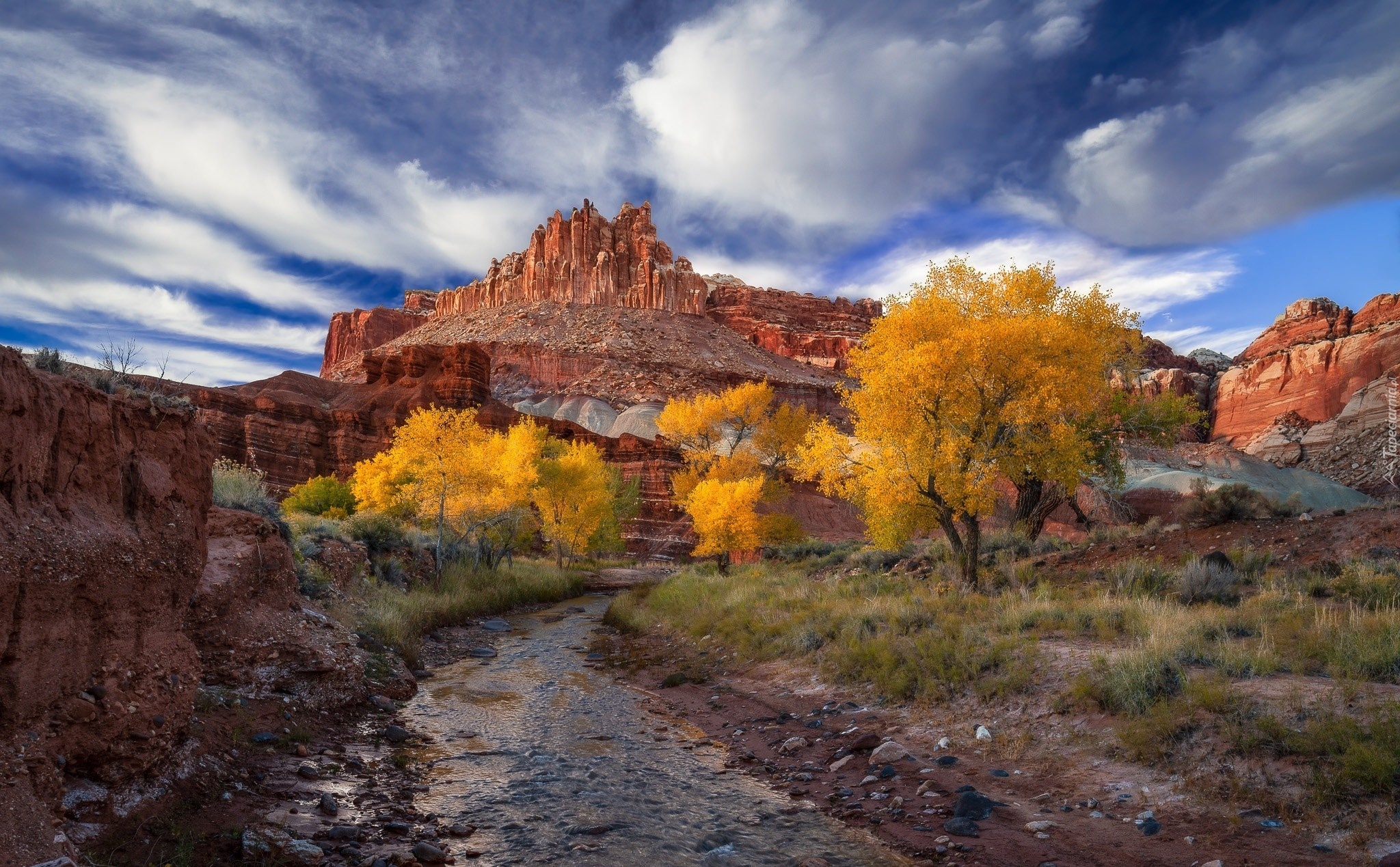 Góry, Skały, Park Narodowy Capitol Reef, Rzeka Sulphur Creek, Drzewa, Jesień, Utah, Stany Zjednoczone