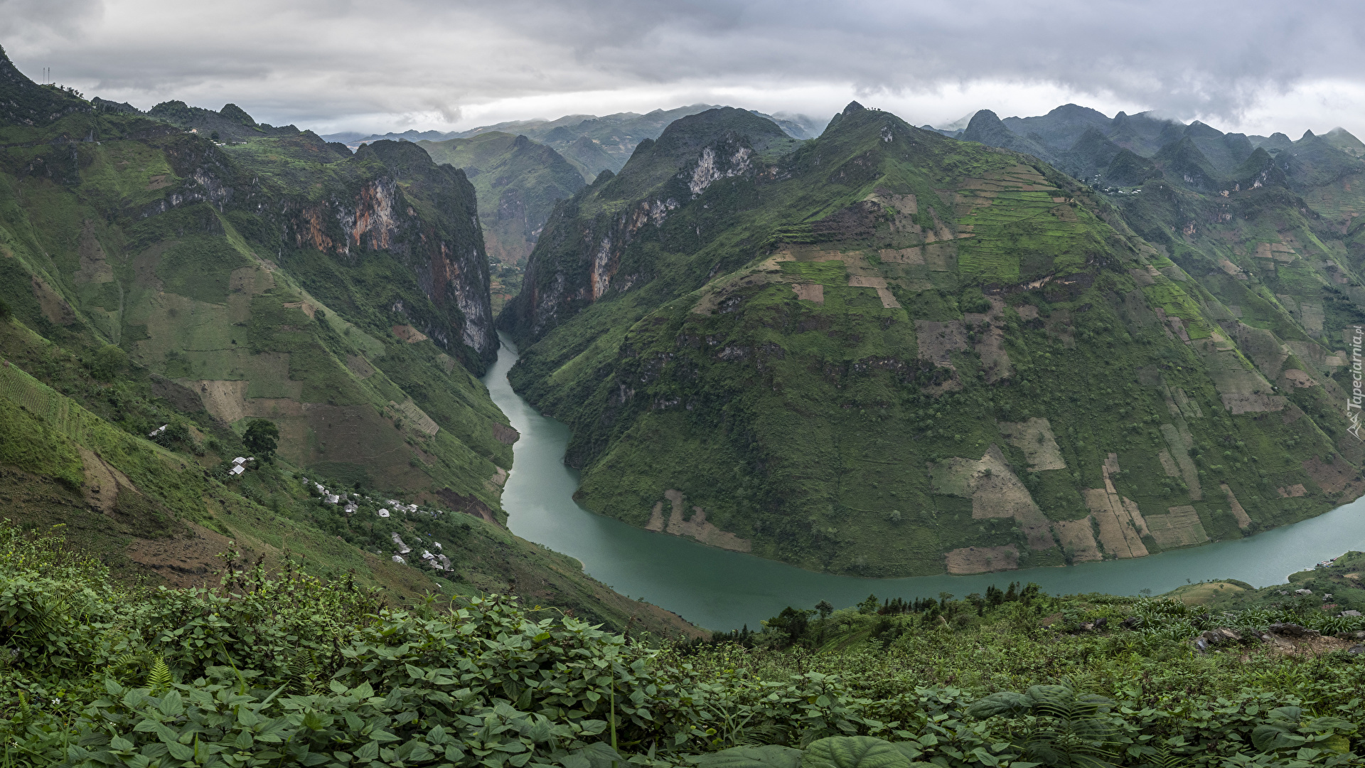 Wietnam, Prowincja Ha Giang, Góry, Rzeka, Nho Que River, Krzewy, Roślinność, Chmury