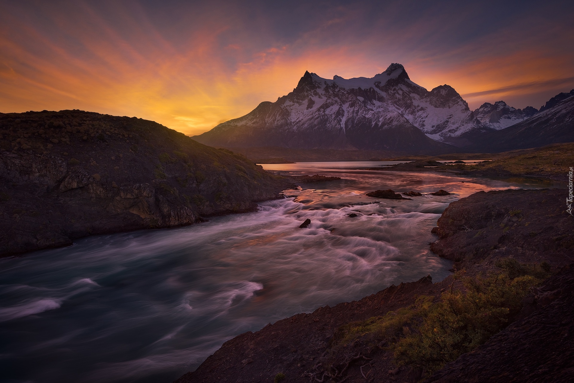 Chile, Patagonia, Góry Torres del Paine, Ośnieżone, Szczyty, Rzeka Paine River, Zachód słońca, Park Narodowy Torres del Paine