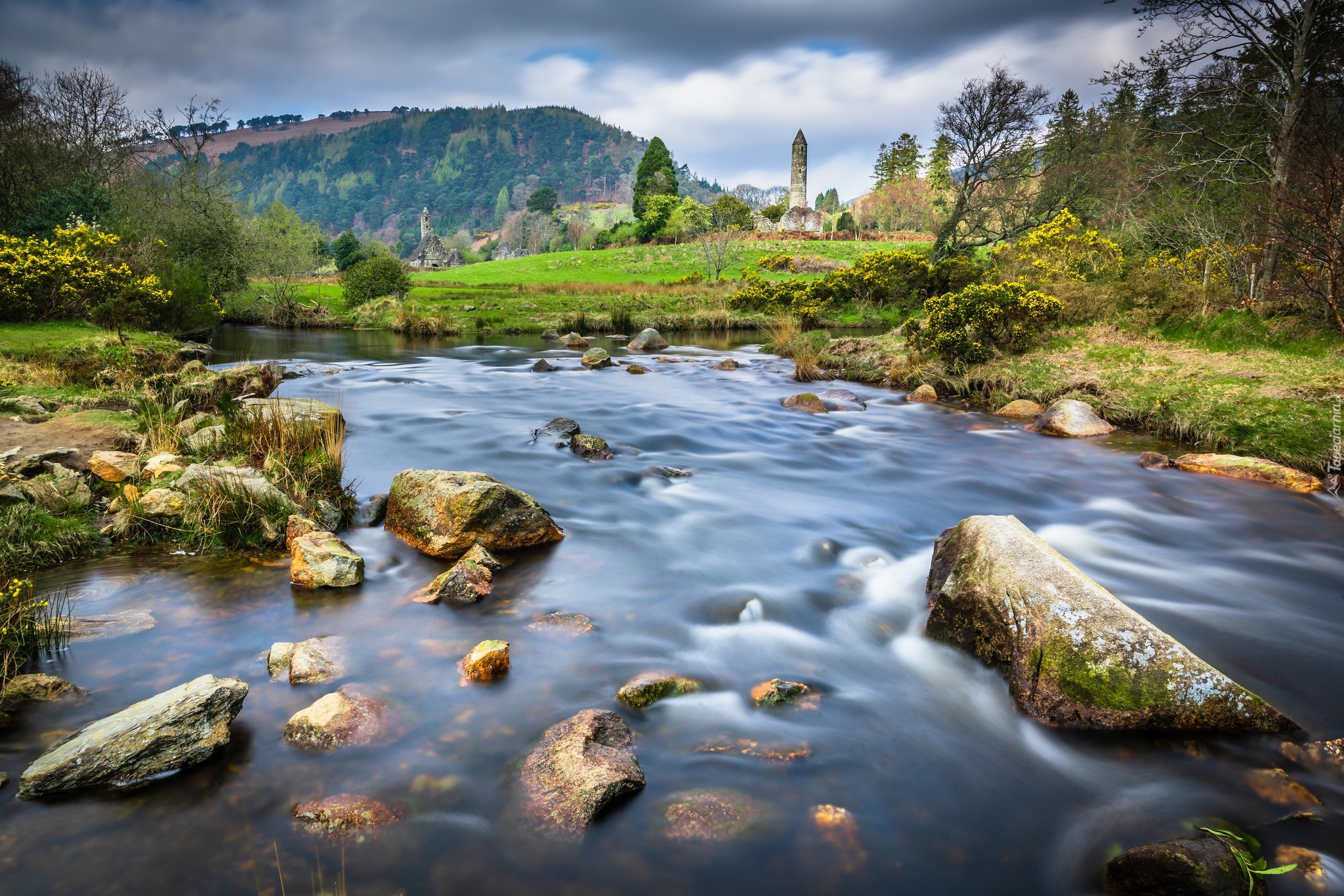 Rzeka Poulanass, Kamienie, Wieże, Dolina Glendalough, Hrabstwo Wicklow, Irlandia
