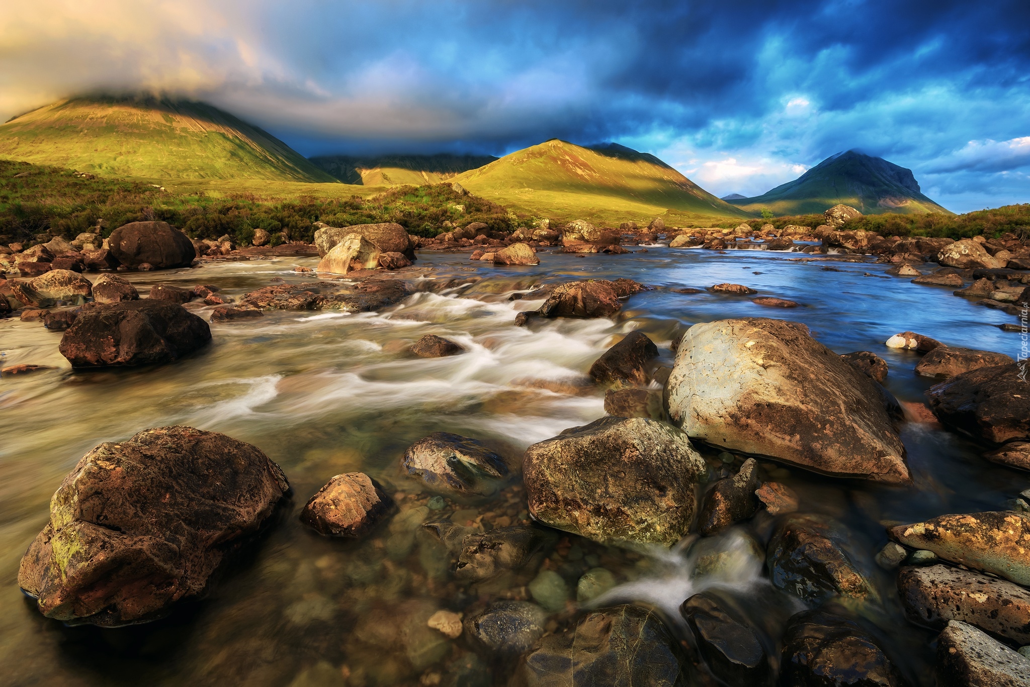 Szkocja, Wyspa Skye, Rzeka Sligachan, Skały, Góry Cuillin, Góra Glamaig, Kamienie, Chmury