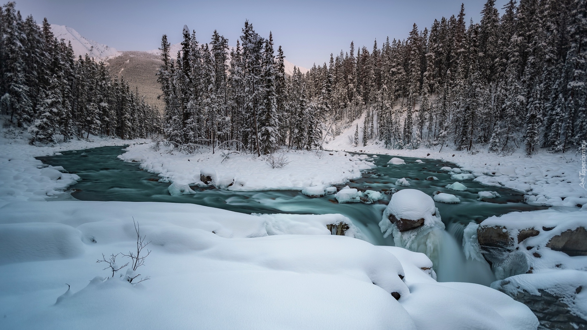 Zima, Wodospad Sunwapta Falls, Rzeka Sunwapta, Park Narodowy Jasper, Skały, Góry, Drzewa, Prowincja Alberta, Kanada