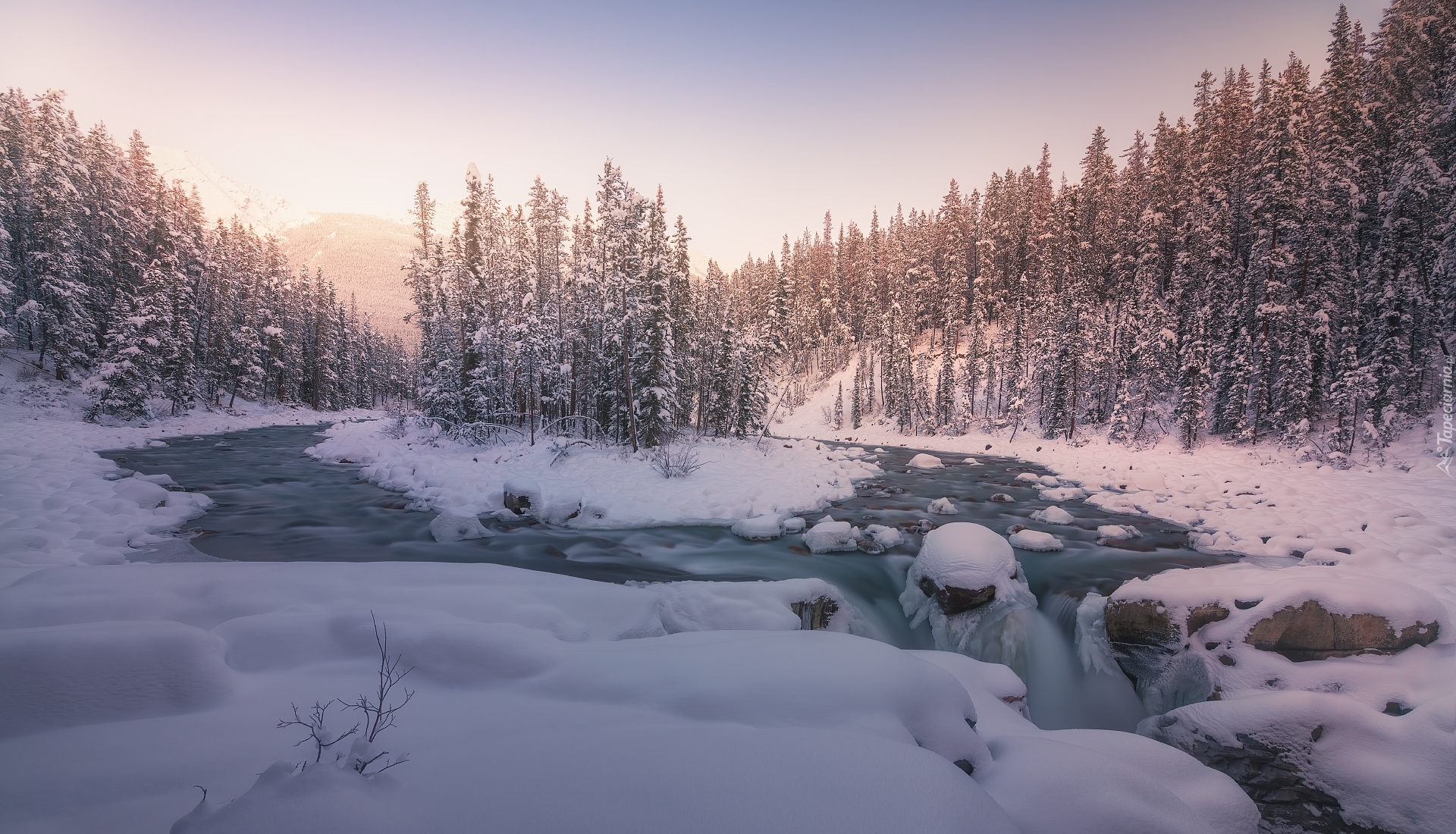 Wodospad Sunwapta Falls, Rzeka Sunwapta, Park Narodowy Jasper, Zima, Góry, Drzewa, Alberta, Kanada