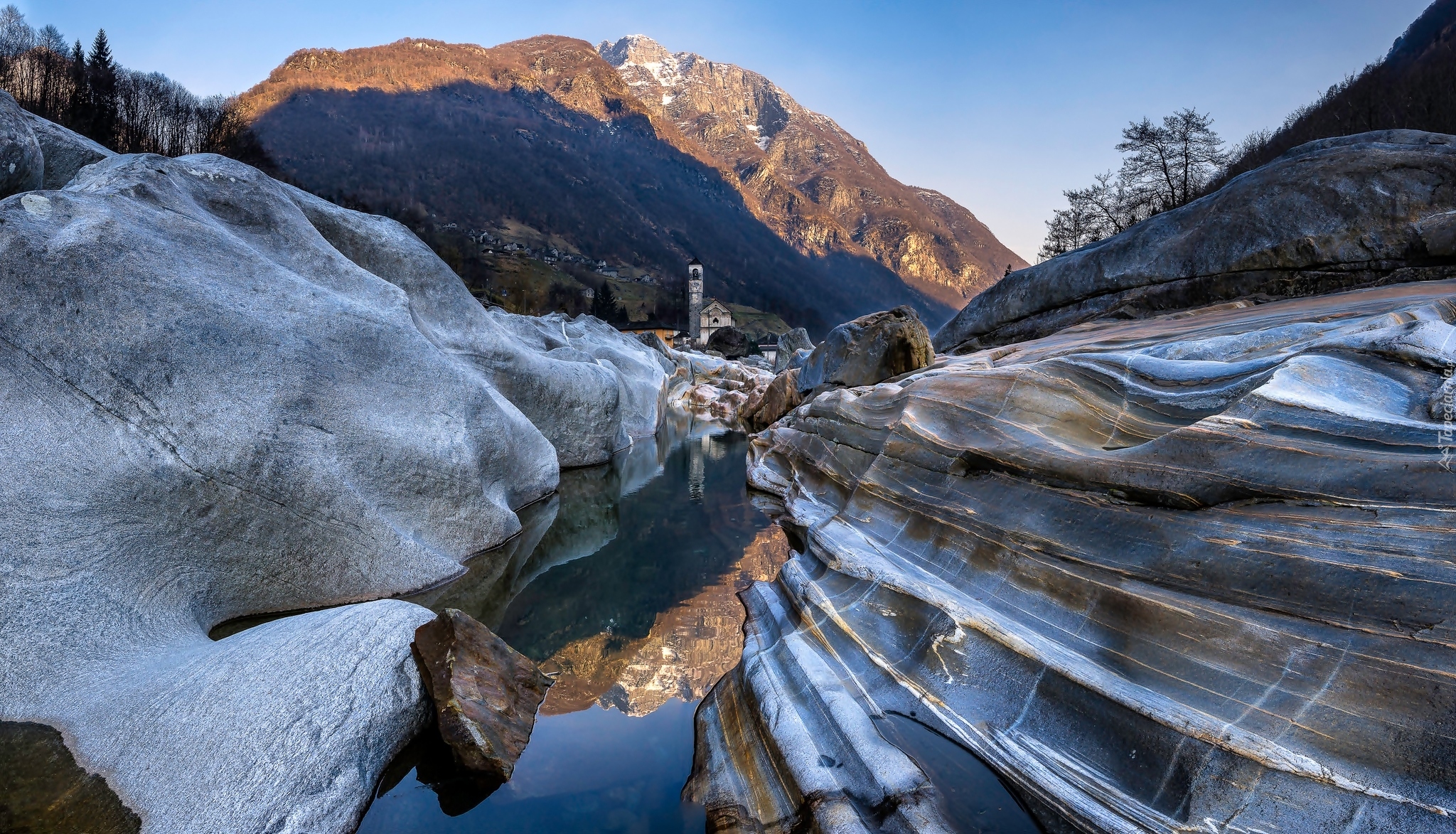 Szwajcaria, Dolina Verzasca, Lavertezzo, Rzeka Verzasca, Kościół,  Góry, Skały