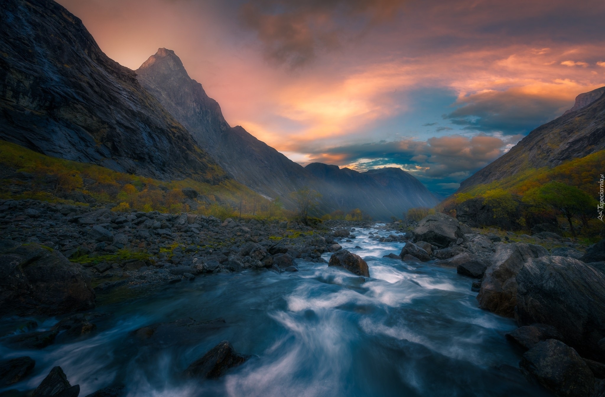 Góry, Dolina Romsdalen, Rzeka Rauma, Norwegia, Kamienie, Drzewa, Chmury, Mgła, Zachód słońca
