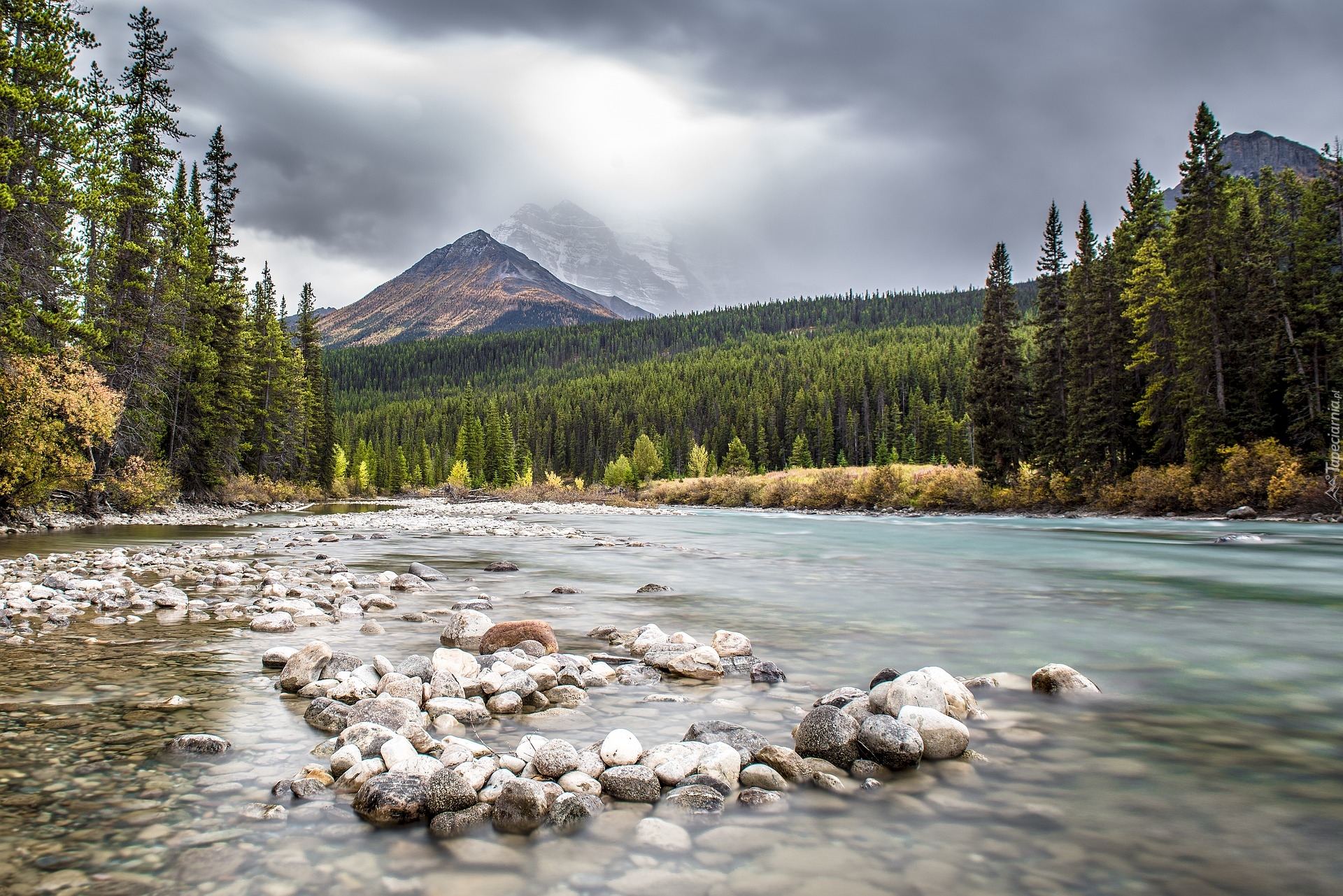 Kanada, Prowincja Alberta, Park Narodowy Banff, Rzeka, Góry, Drzewa, Kamienie