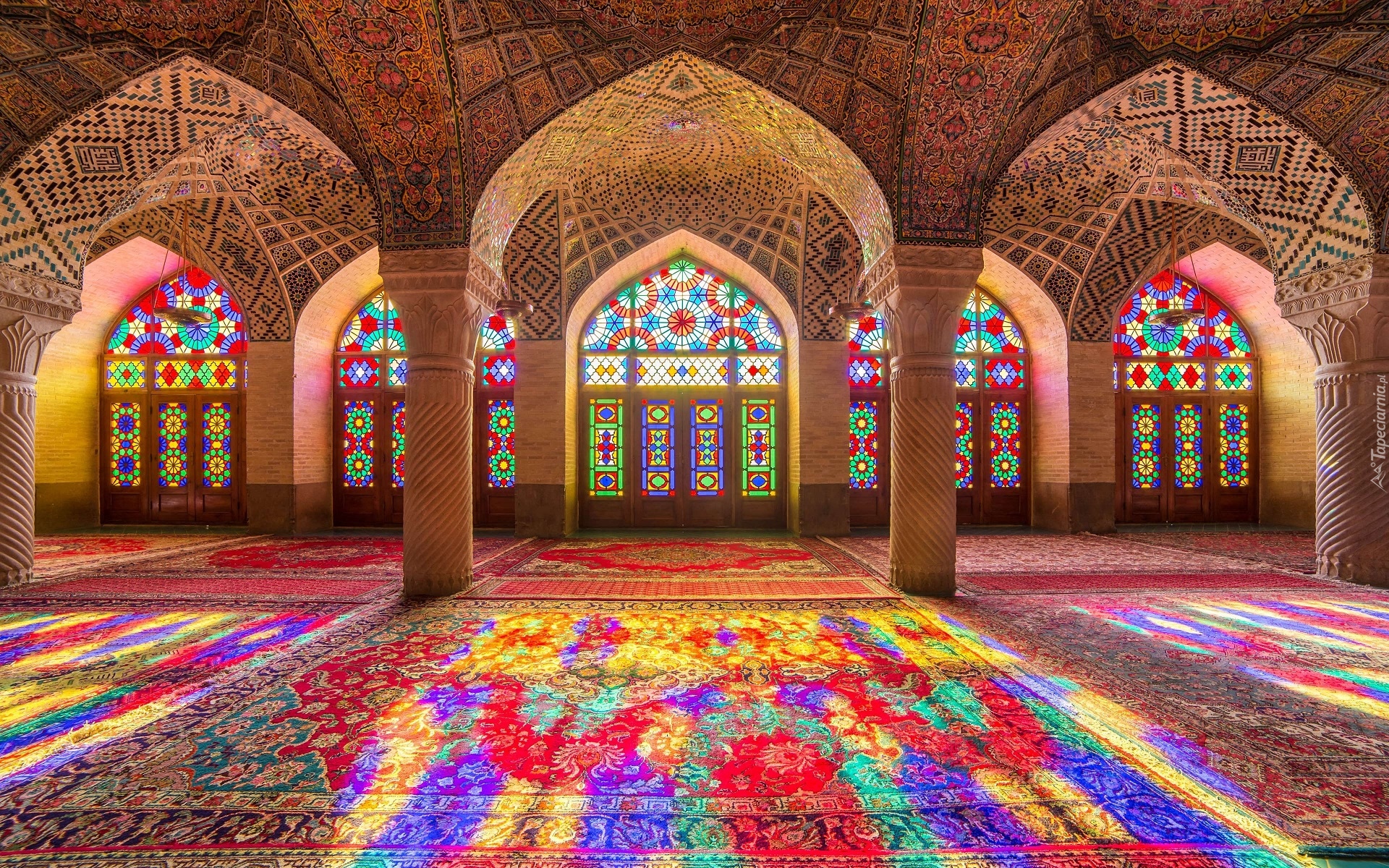 Różowy Meczet, Moschea di Nasir ol Molk, Wnętrze, Miasto Sziraz, Iran, Sala modlitewna, Okna, Witraże, Dywany