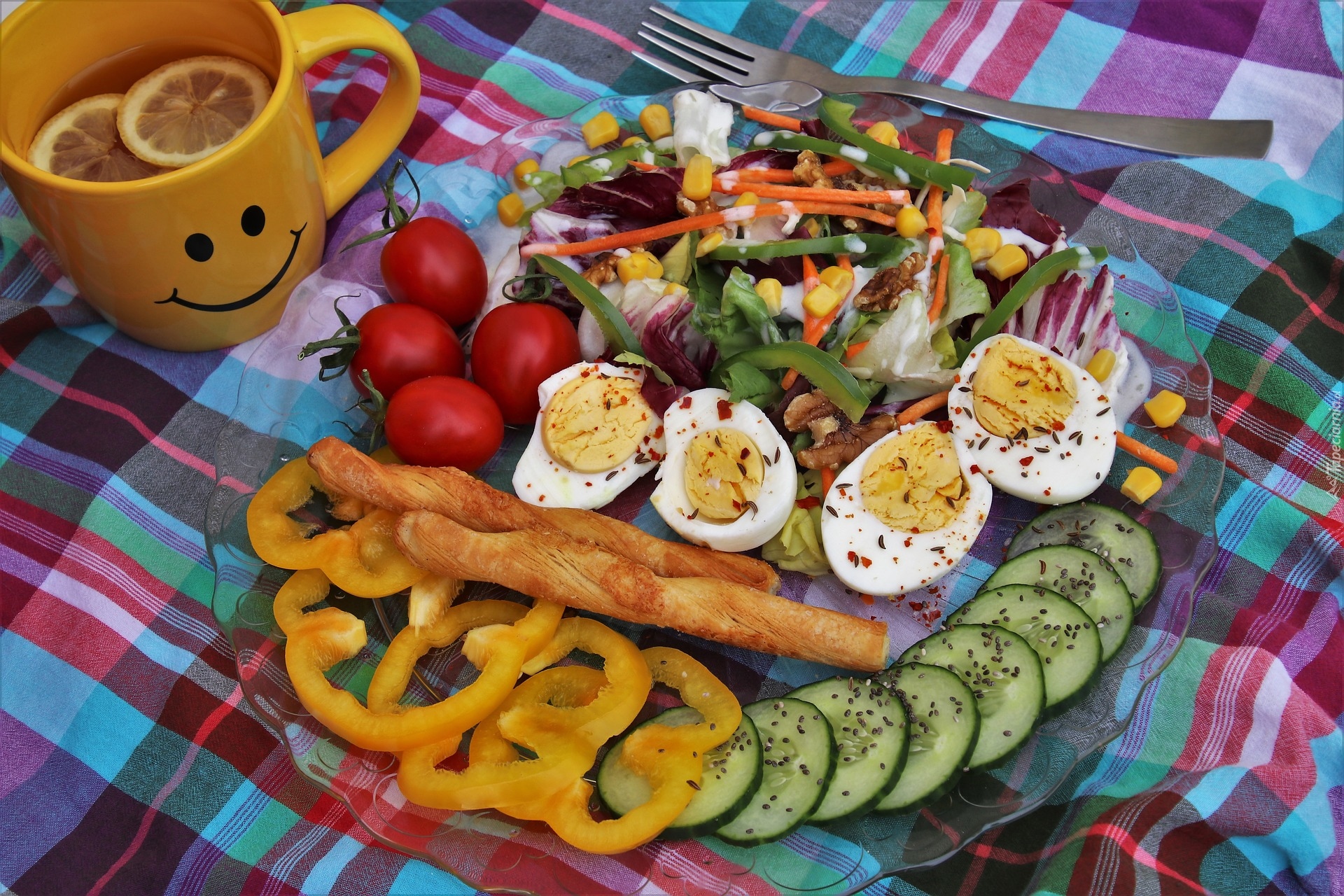 tapeta-salatka-z-jajkiem-i-warzywami.jpg