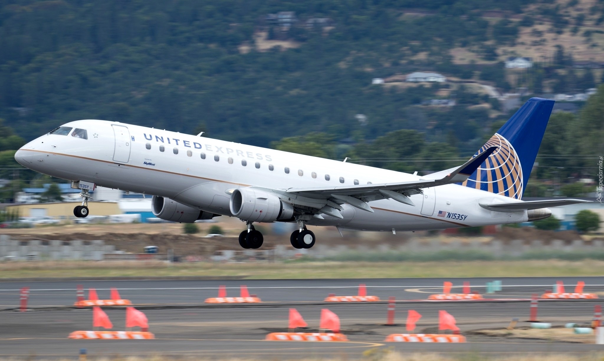 Samolot pasażerski, Embraer 175, Lotnisko, Pas