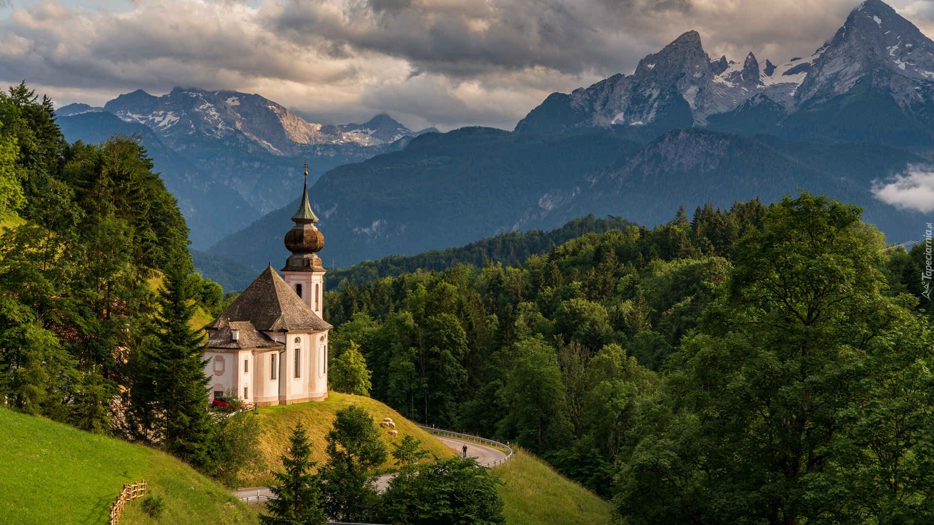 Kościół, Sanktuarium Maria Gern, Drzewa, Droga, Góry, Chmury, Alpy Salzburskie, Berchtesgaden, Bawaria, Niemcy