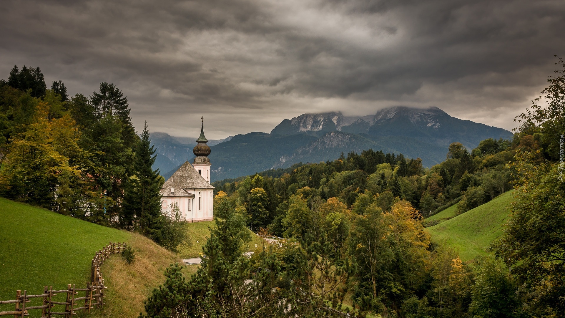 Niemcy, Bawaria, Berchtesgaden, Kościół, Sanktuarium Maria Gern, Góry, Alpy Salzburskie, Lasy, Drzewa, Droga, Ogrodzenie, Ciemne, Chmury