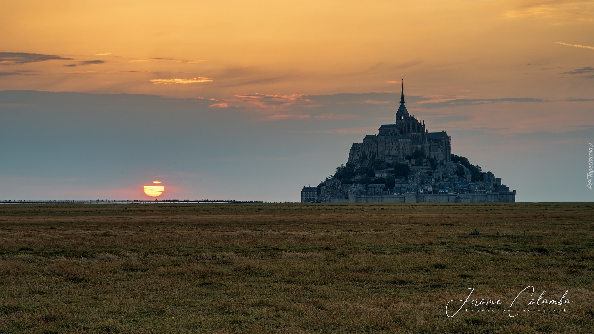 Zachód słońca, Łąki, Klasztor, Opactwo św Archanioła, Mont Saint Michel, Normandia, Francja