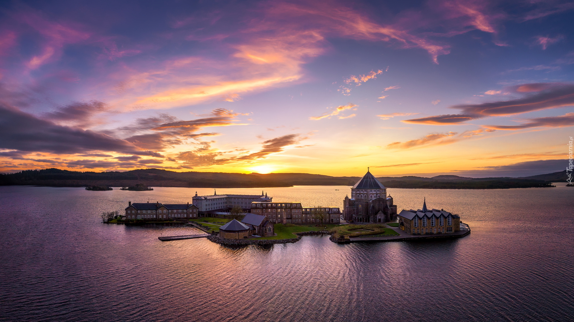 Jezioro, Lough Derg, Wyspa, Station Island, Budowle, Sanktuarium, St Patrickss Purgatory, Czyściec świętego Patryka, Zachód słońca, Hrabstwo Donegal, Irlandia