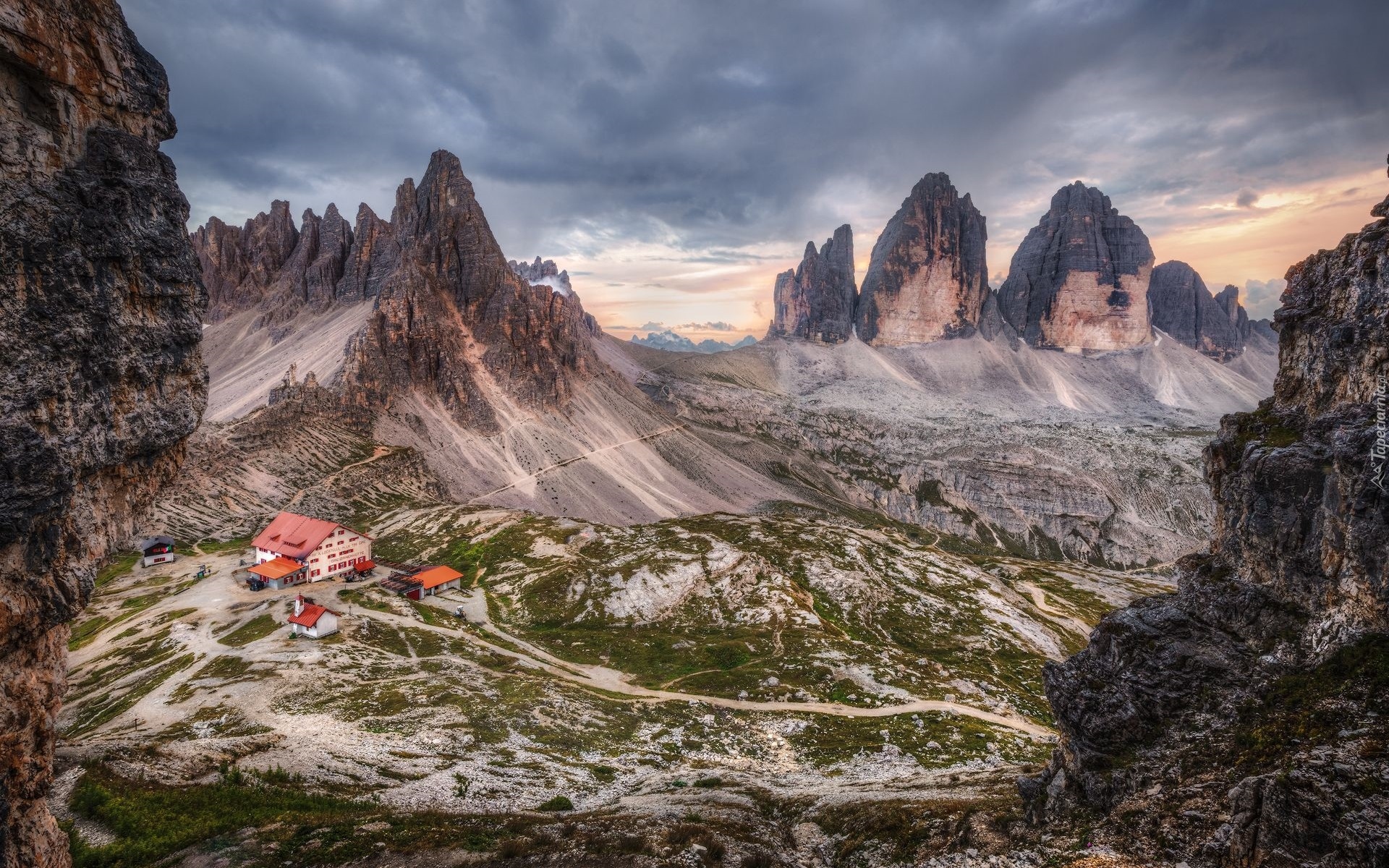 Góry, Tre Cime di Lavaredo, Dolomity, Dom, Schronisko, Auronzo, Kaplica, Chmury, Włochy