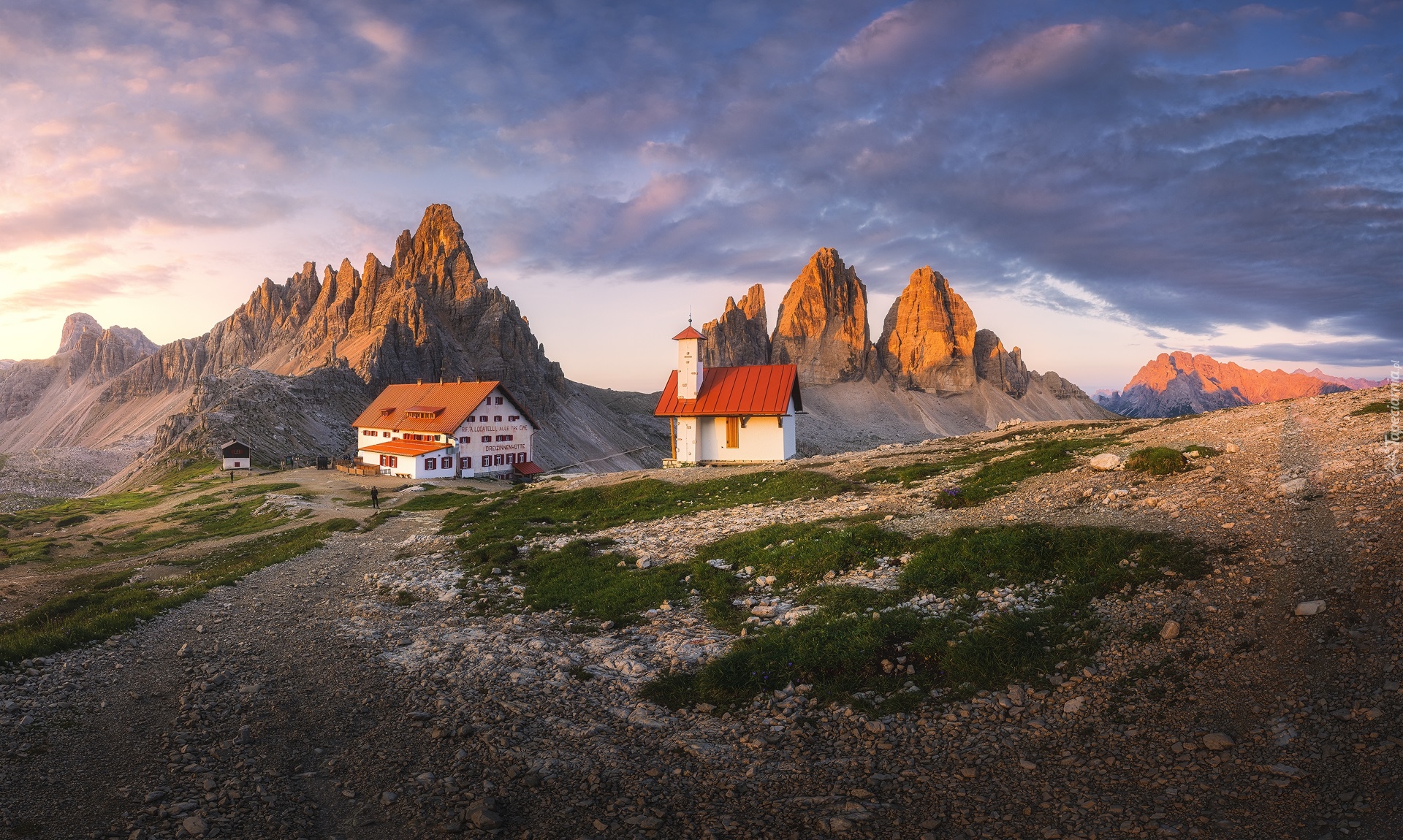 Góry, Tre Cime di Lavaredo, Dolomity, Dom, Schronisko Auronzo, Kaplica, Chmury, Włochy