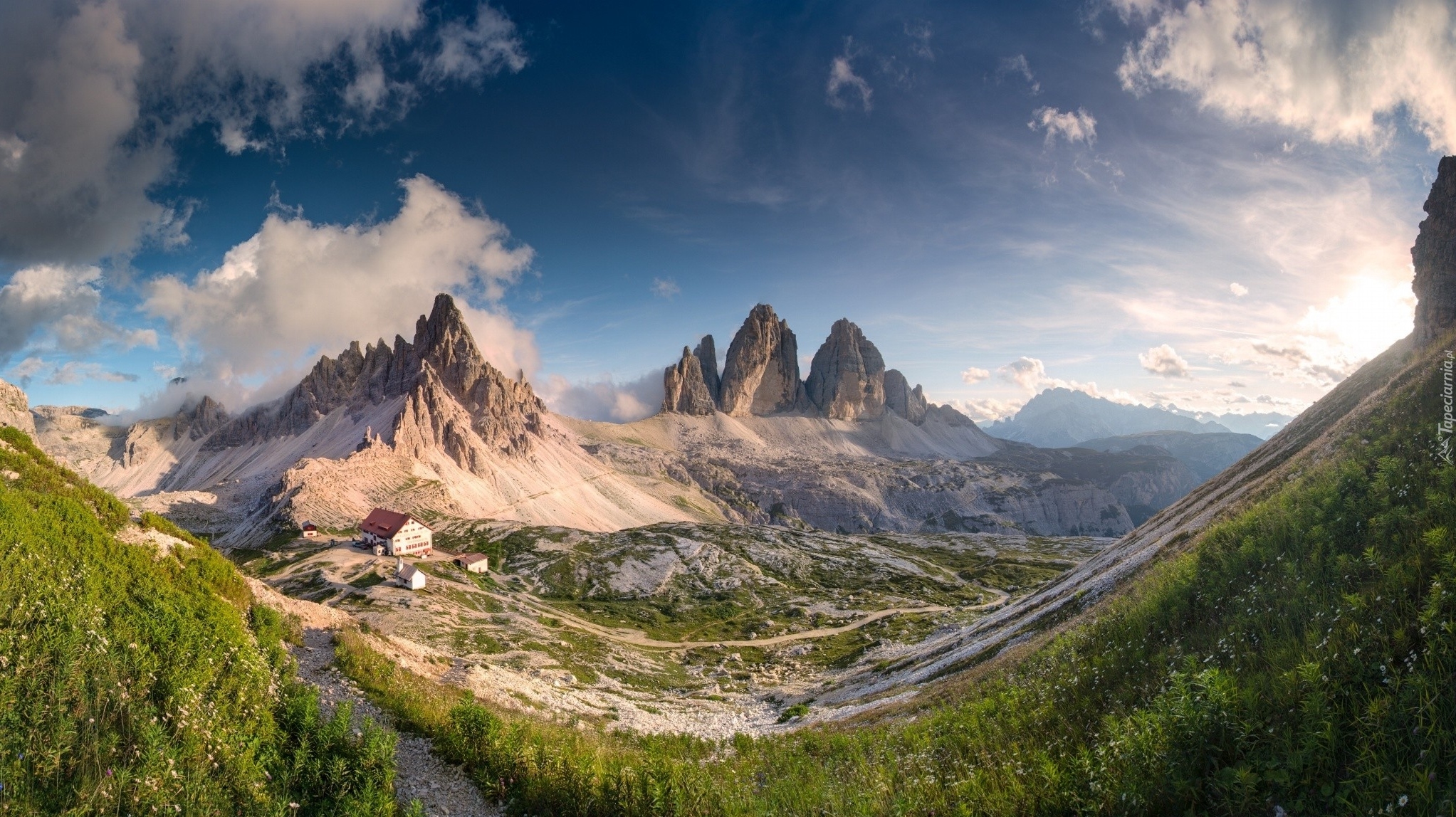 Włochy, Południowy Tyrol, Dolomity, Góry Paterno, Szczyt Tre Cime di Lavaredo, Schronisko Dreizinnenhütte, Dom, Chmury, Wschód słońca, Roślinność
