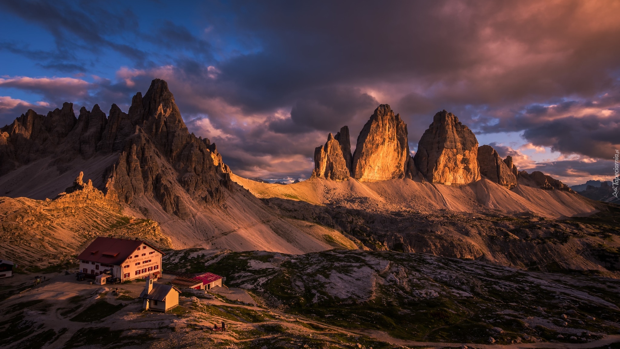 Góry, Dolomity, Tre Cime di Lavaredo, Skały, Budynki, Chmury, Włochy