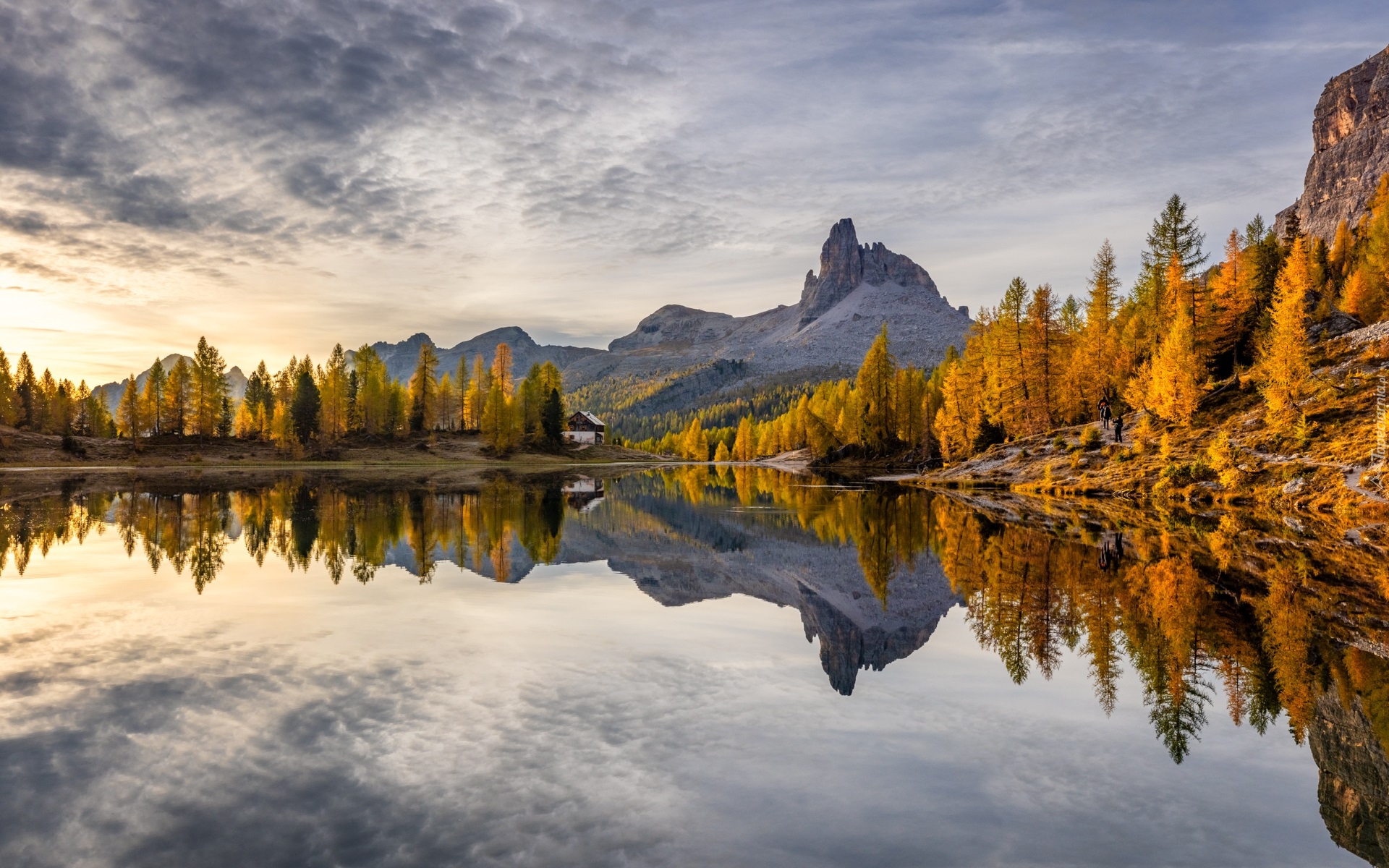 Jezioro, Federa Lake, Góry, Dolomity, Las, Drzewa, Jesień, Dom, Schronisko, Prowinca Belluno, Włochy