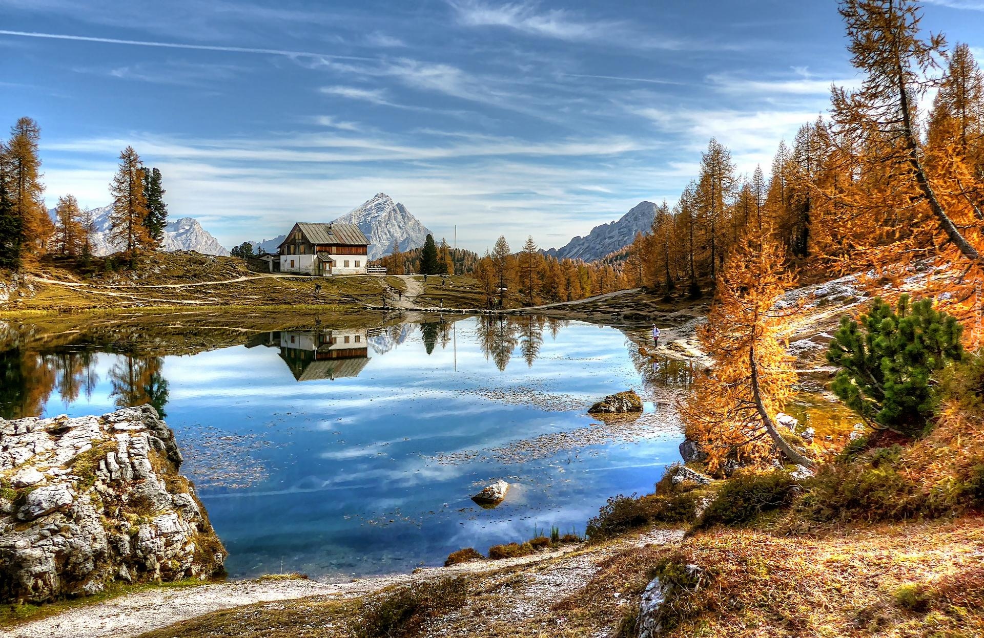 Jezioro Lago Federa, Prowincja Belluno, Włochy, Góry Dolomity, Schronisko, Dom, Drzewa