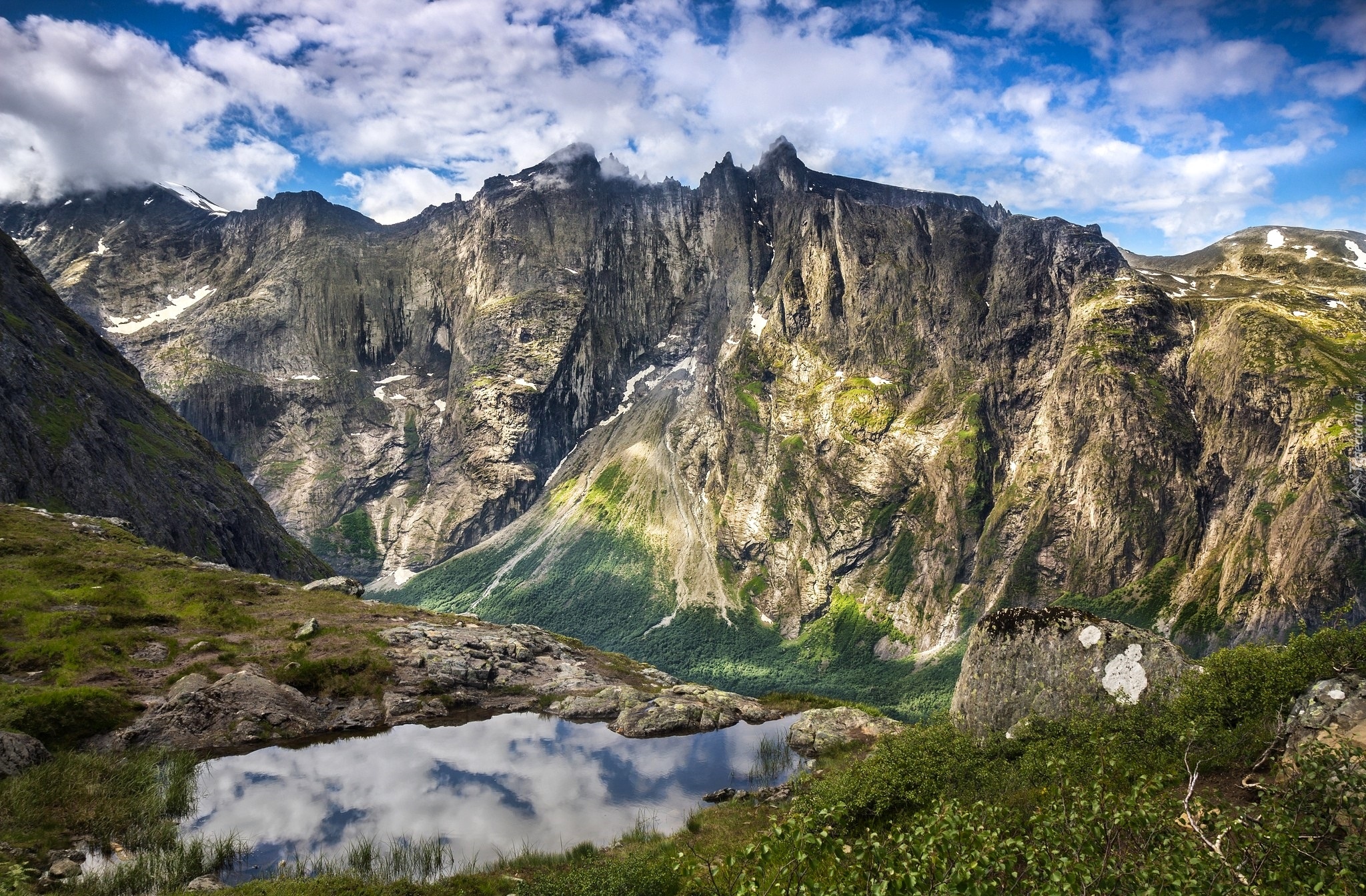 Norwegia, Okręg Møre og Romsdal, Dolina Romsdalen, Góry Romsdalsalpane, Ściana Trolli - Trollveggen
