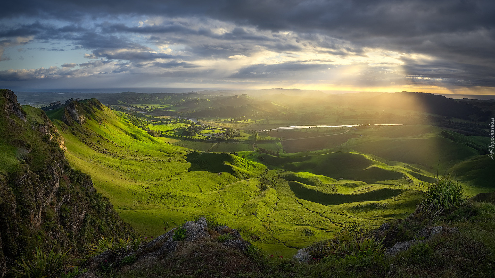 Góry, Wzgórza, Te Mata Park, Rzeka, Dolina, Przebijające światło, Chmury, Rośliny, Nowa Zelandia