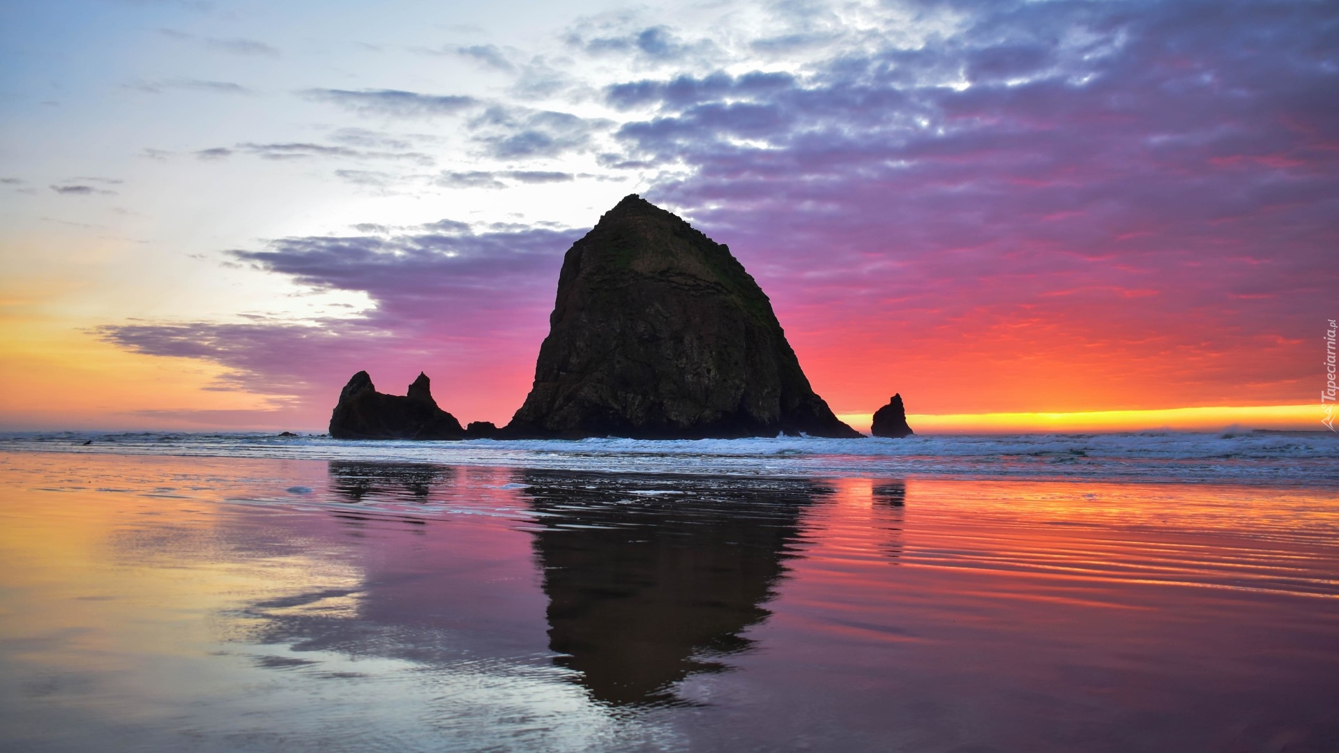 Morze, Skała Haystack Rock, Fale, Zachód słońca, Cannon Beach, Stan Oregon, Stany Zjednoczone