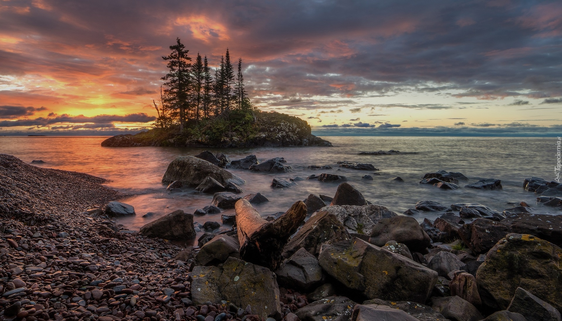 Jezioro Lake Superior, Jezioro górne, Wysepka, Drzewa, Kamienie, Zachód słońca, Cook, Minnesota, Stany Zjednoczone