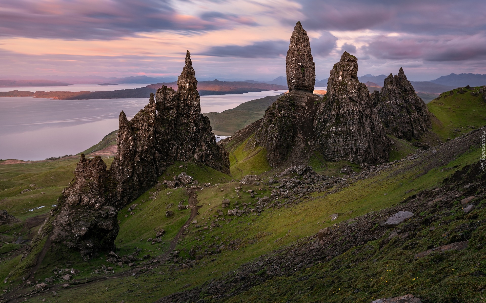 Szkocja, Wyspa Skye, Półwysep Trotternish, Wzgórze The Storr, Skały, Morze, Ścieżka, Zachód słońca