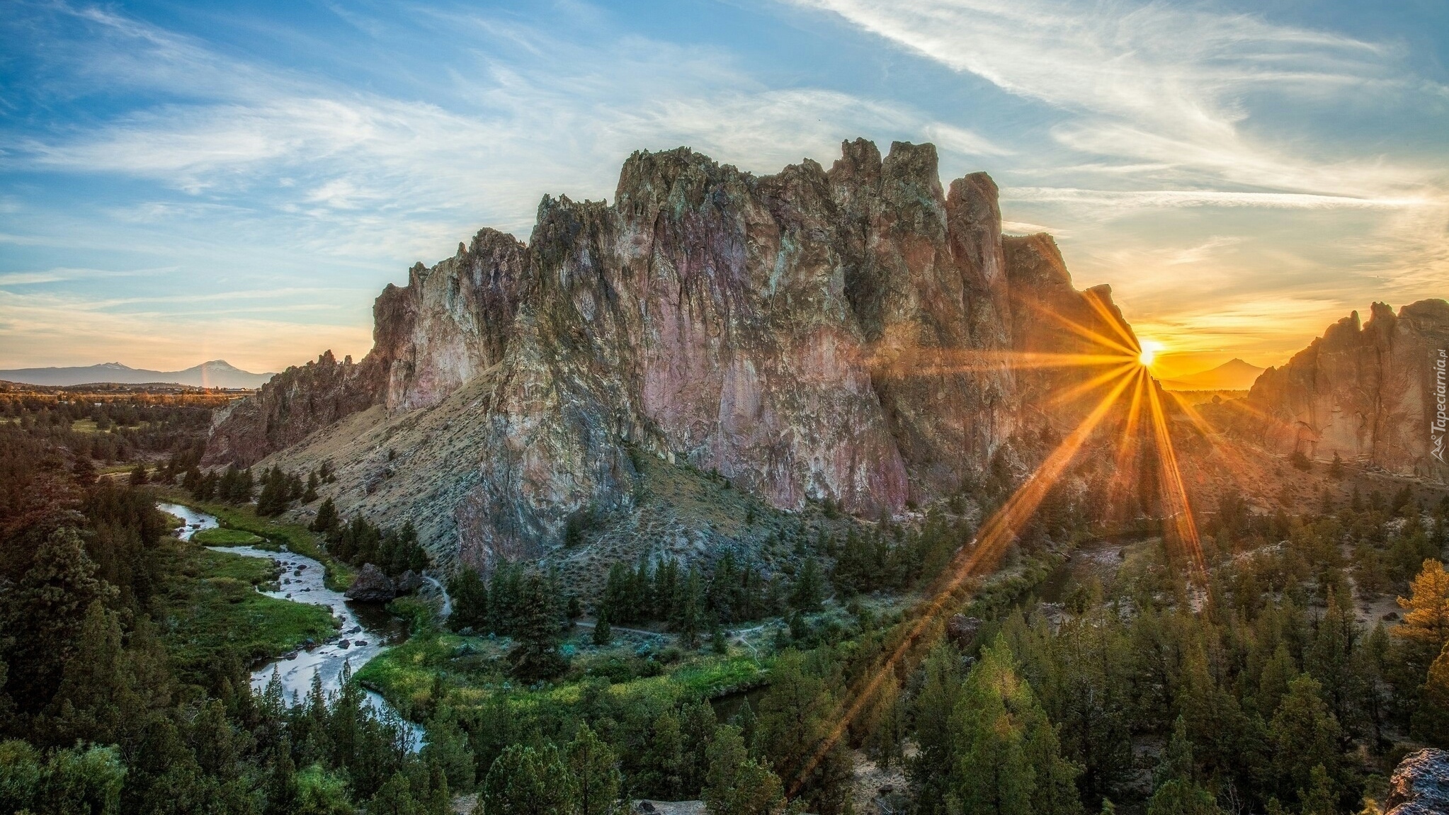 Stany Zjednoczone, Stan Oregon, Park stanowy Smith Rock, Góry, Skały, Rzeka Crooked River, Promienie słońca